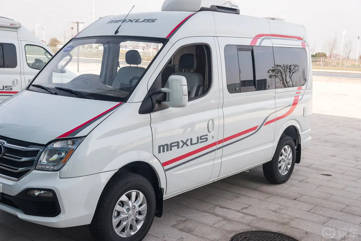 上汽大通MAXUS V80房车旅行家V80 S10短轴外观