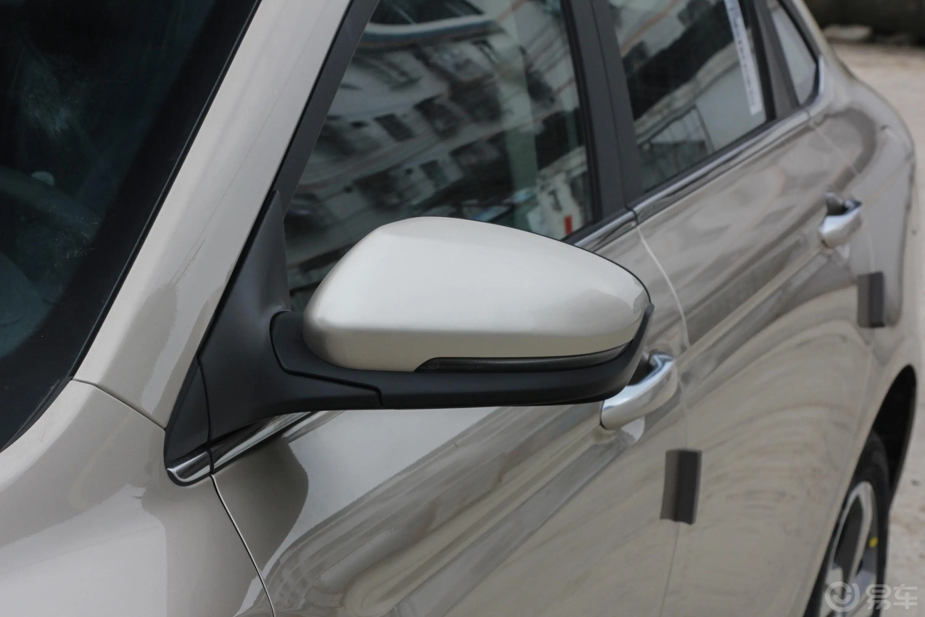 帝豪GL1.4T CVT 精英智享版主驾驶后视镜背面