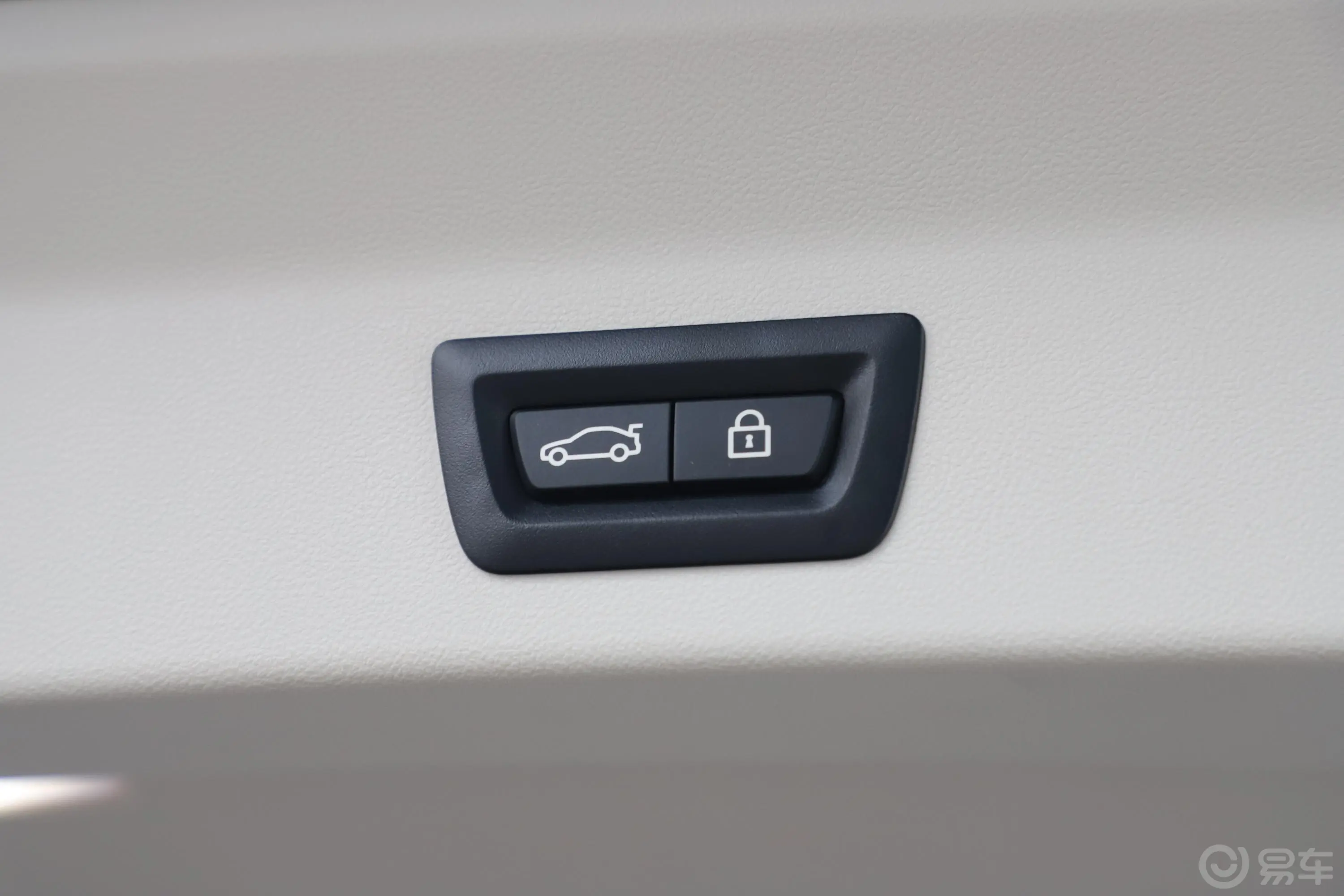 宝马X3xDrive 30i 尊享版 M运动套装电动尾门按键（手动扶手）