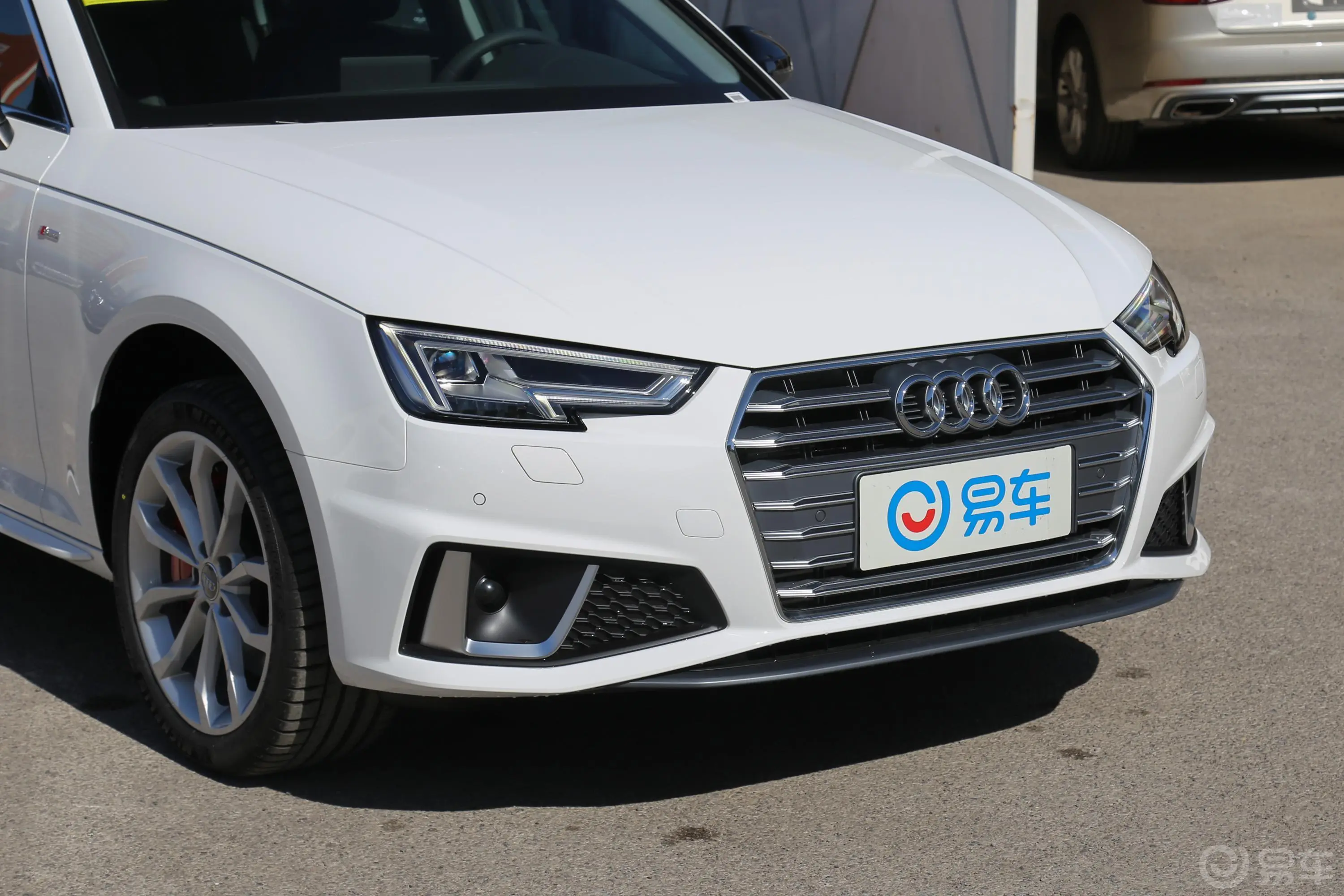 奥迪A4L45 TFSI quattro个性运动版 国V前格栅侧俯拍