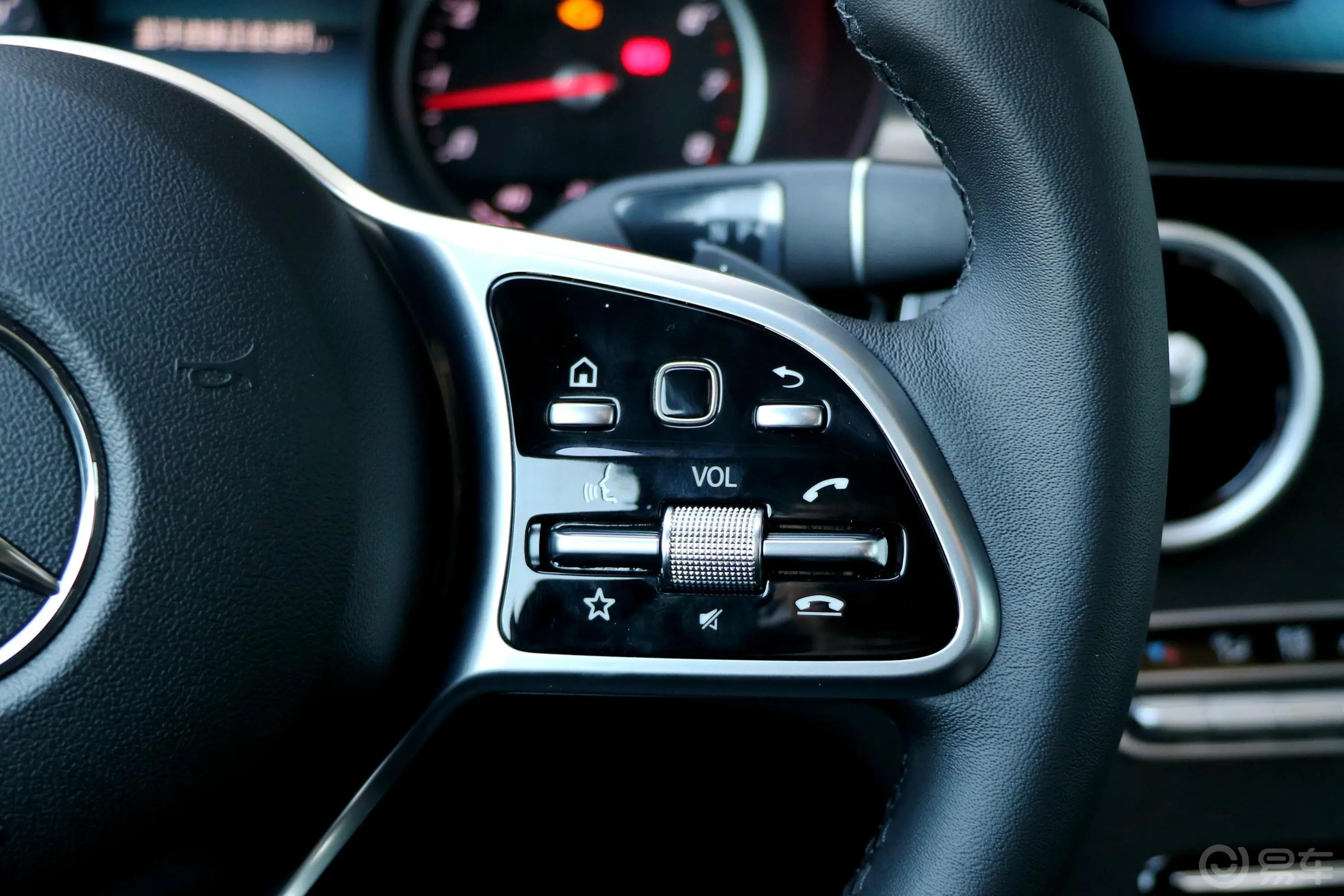 奔驰C级C 180 L 动感版 运动轿车右侧方向盘功能按键
