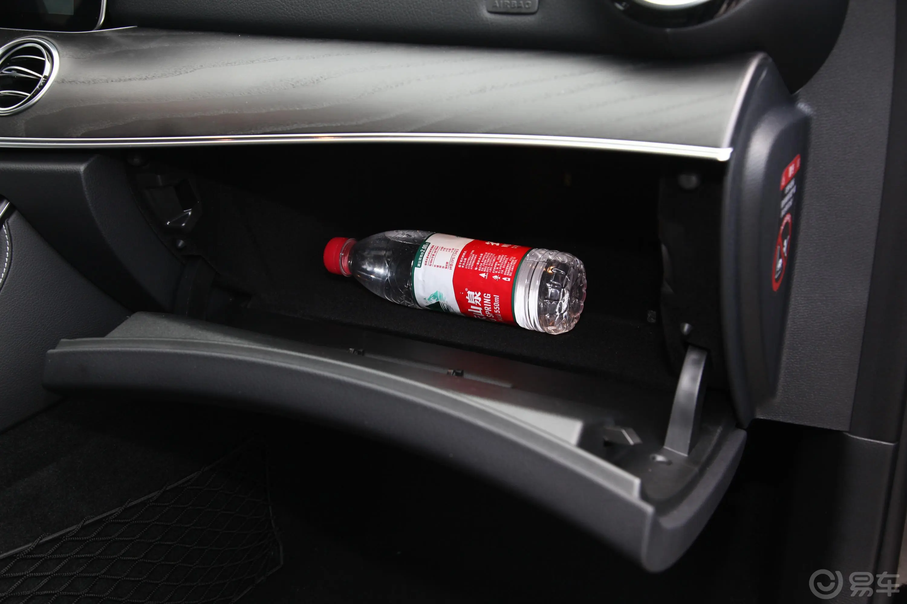 奔驰E级E 200 L 运动轿车手套箱空间水瓶横置