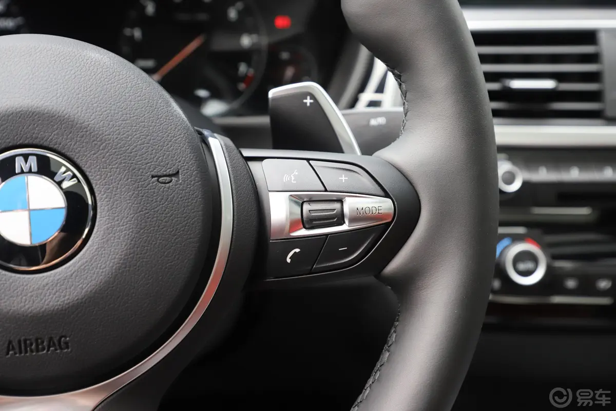 宝马3系GT330i xDrive M运动版右侧方向盘功能按键