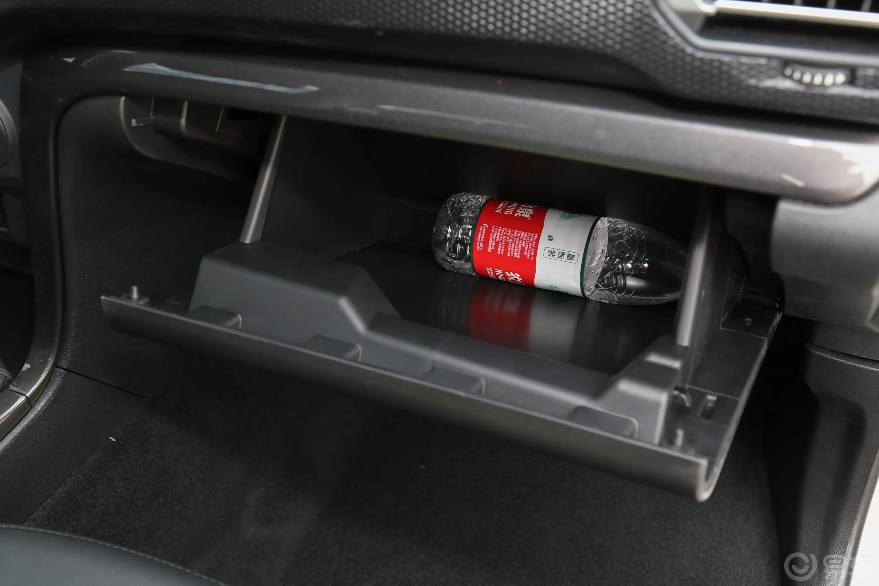 风骏52.4L 手动 大双 欧洲版 汽油 两驱 进取版手套箱空间水瓶横置