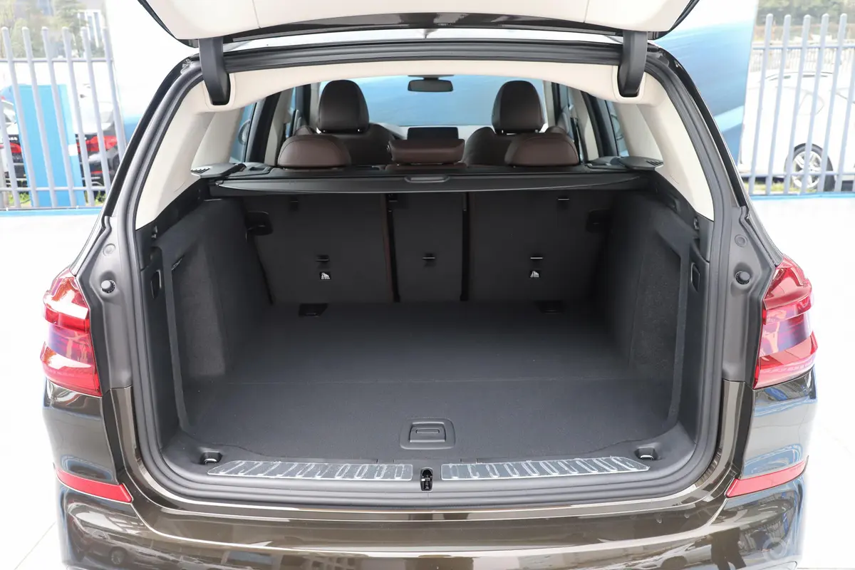 宝马X3xDrive 28i M运动套装后备厢空间特写