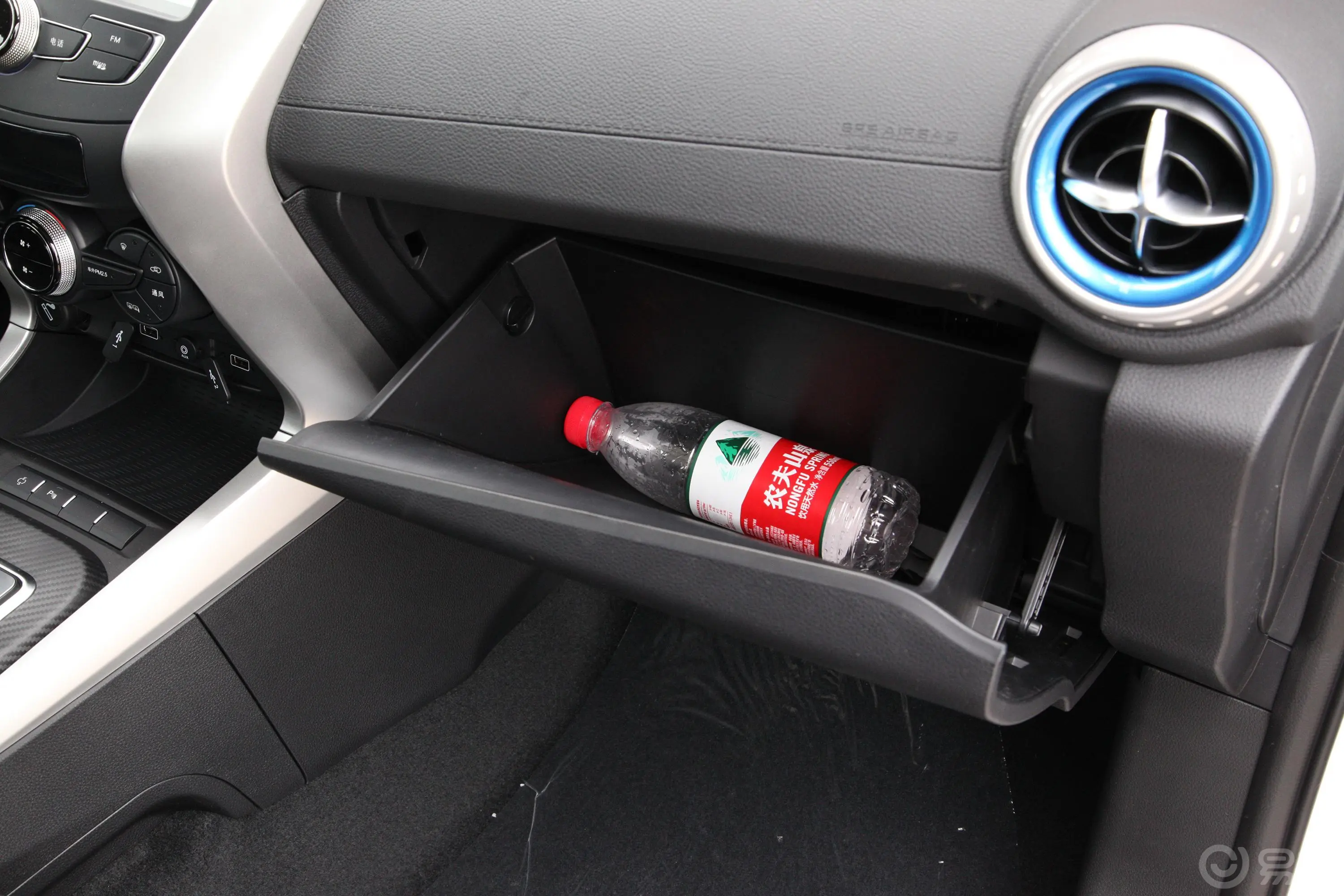 元新能源EV360 智联领享版手套箱空间水瓶横置