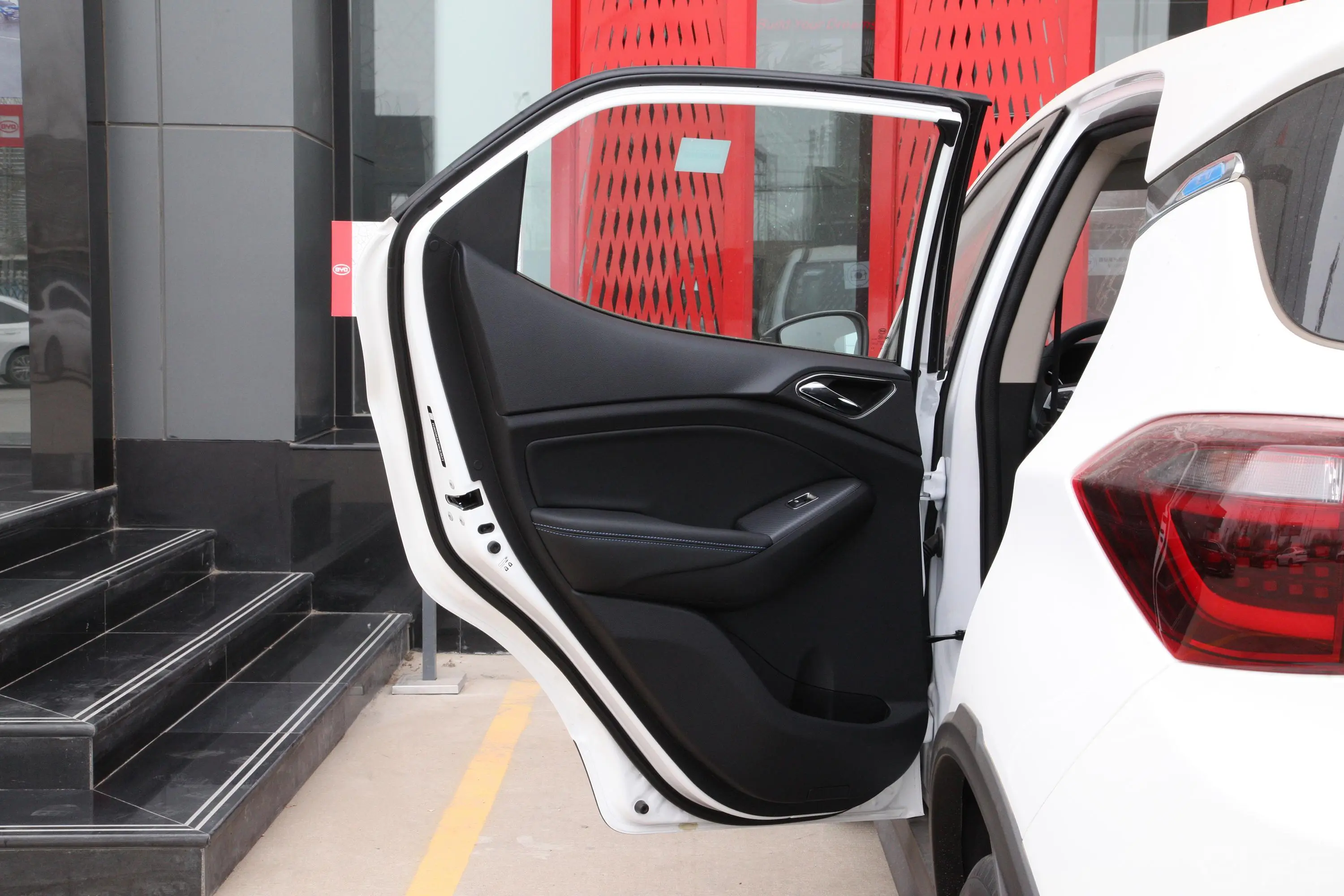 元新能源EV360 智联领动版驾驶员侧后车门