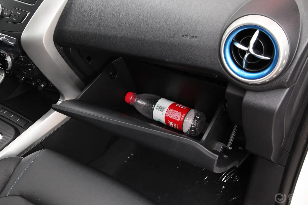 元新能源EV360 智联领动版手套箱空间水瓶横置