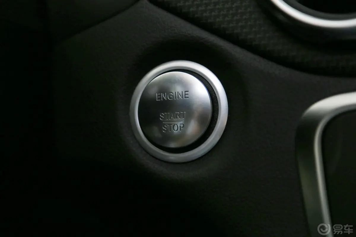 奔驰GLAGLA 200 动感版钥匙孔或一键启动按键