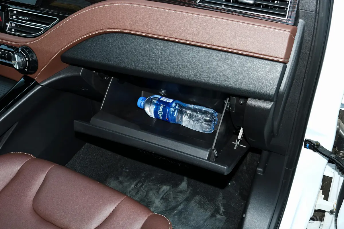 君马S701.5T 手自一体 舒适版手套箱空间水瓶横置