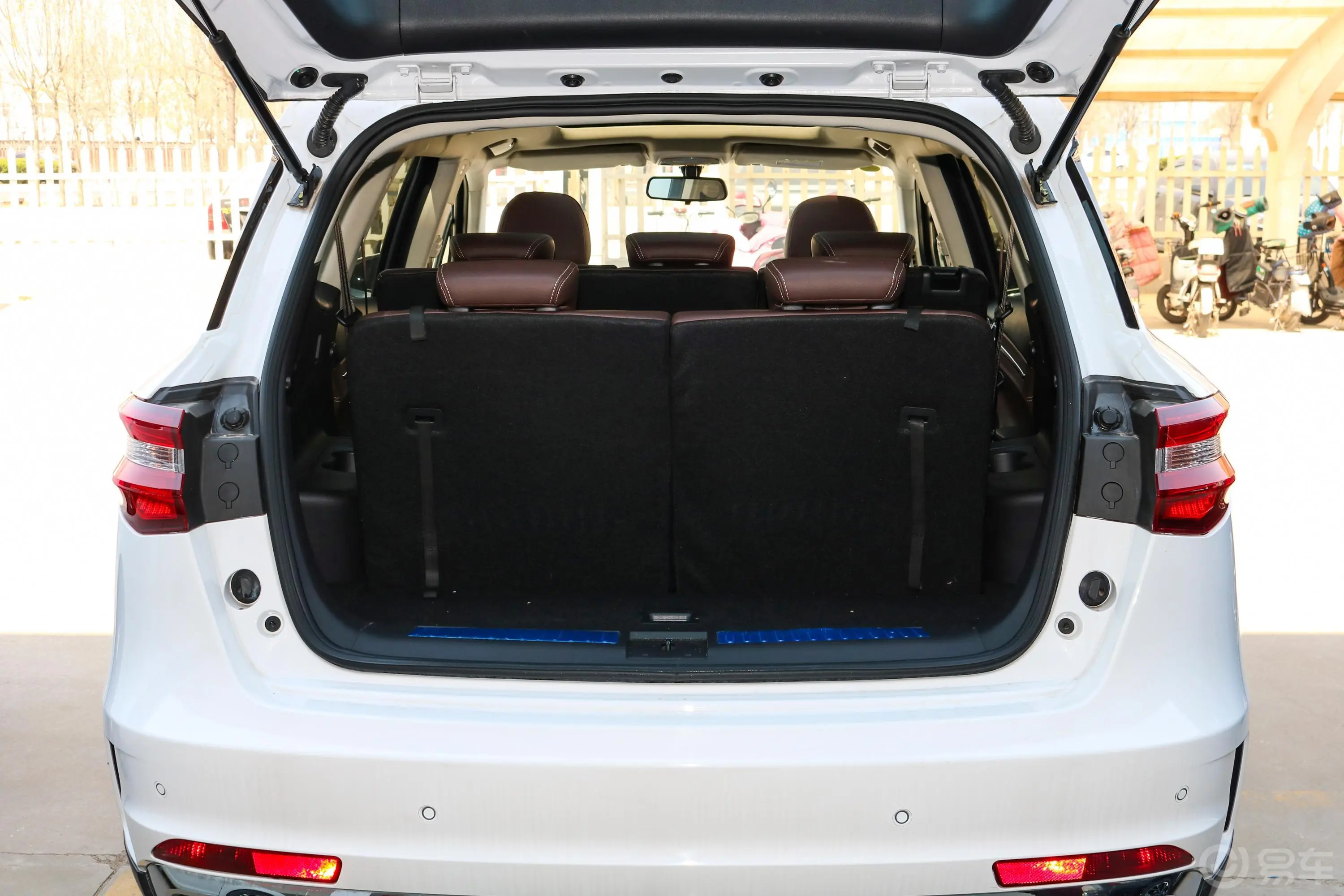 君马S701.5T 手自一体 舒适版后备厢空间特写