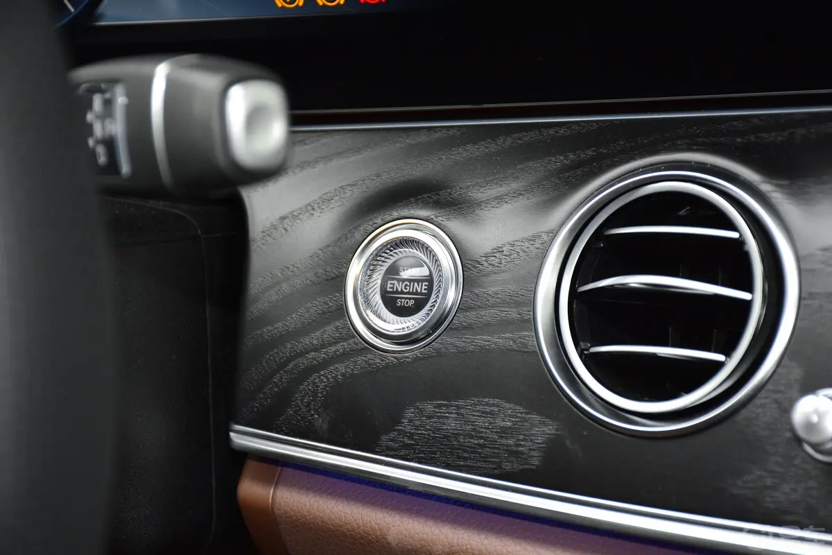 奔驰E级改款 E 300 L 时尚版 运动轿车钥匙孔或一键启动按键