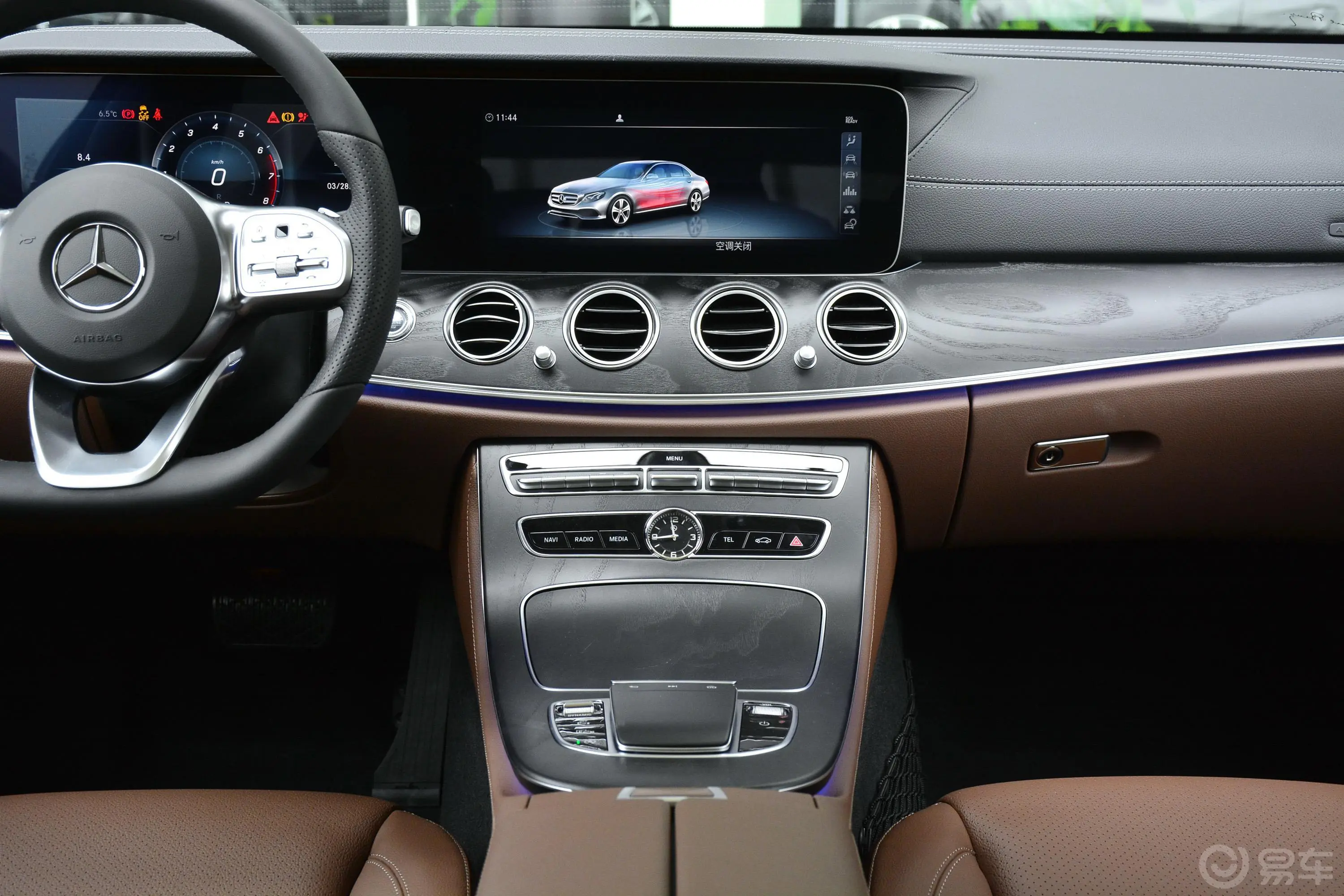 奔驰E级改款 E 300 L 时尚版 运动轿车中控台整体