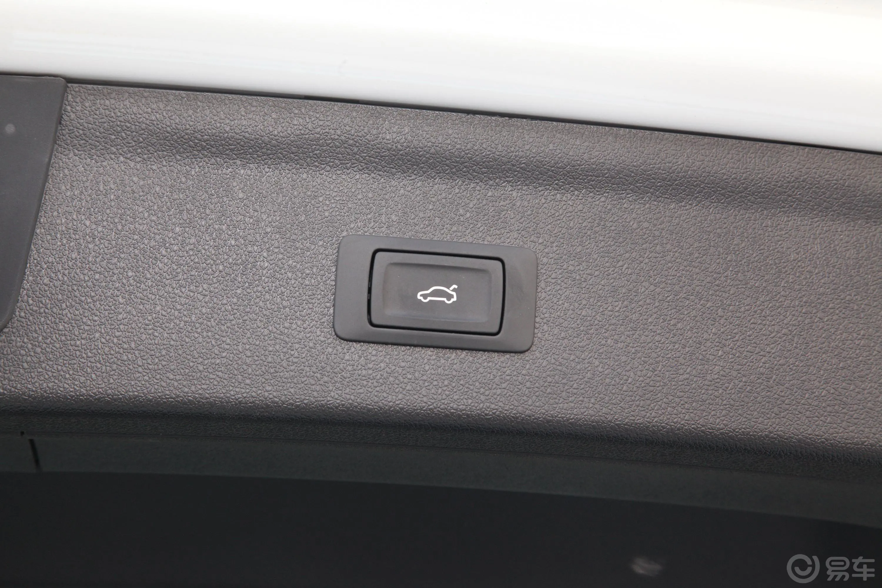 奥迪Q330 TFSI 时尚典藏版电动尾门按键（手动扶手）