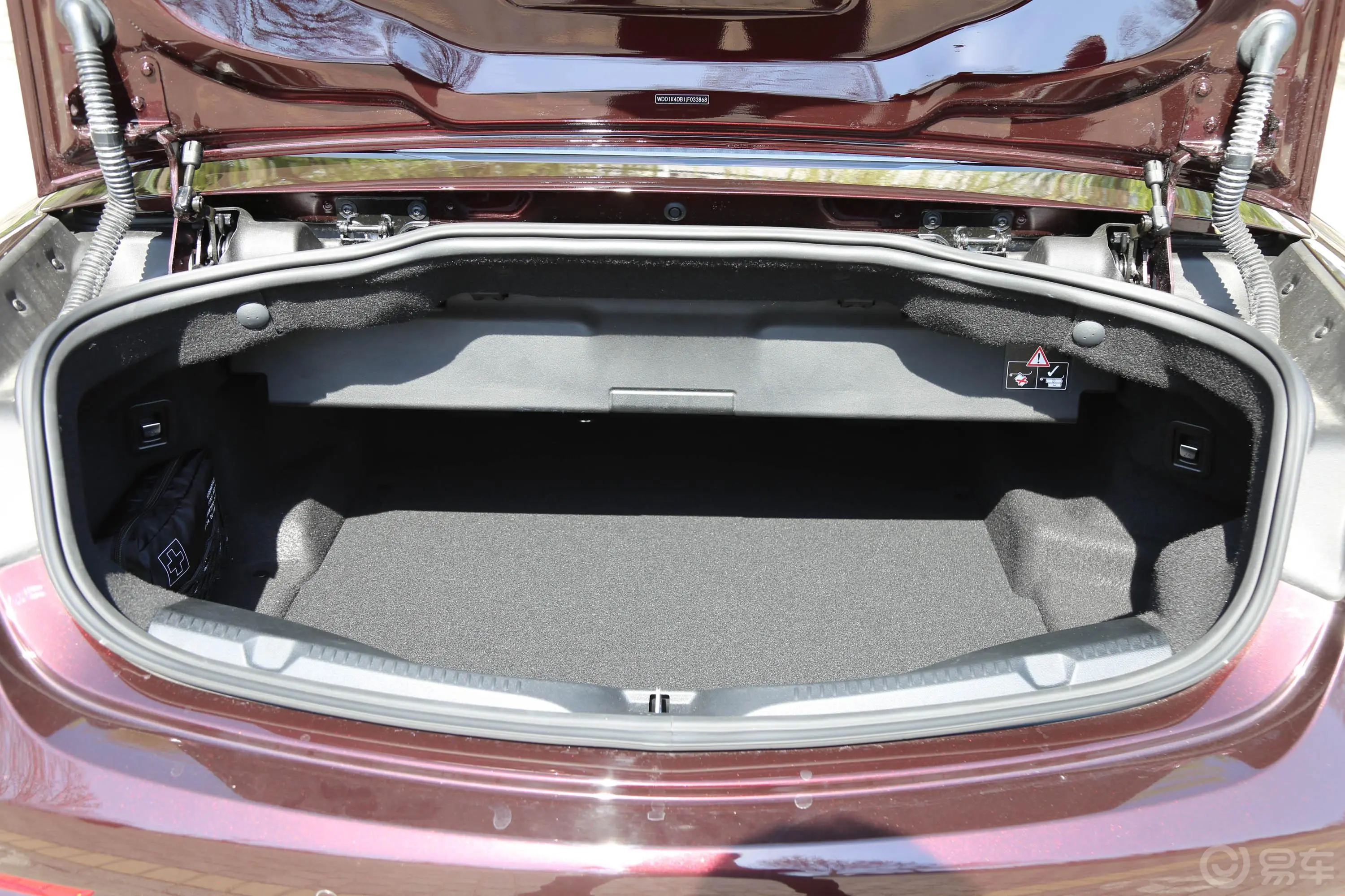 奔驰E级(进口)E 200 4MATIC 敞篷轿跑车后备厢空间特写