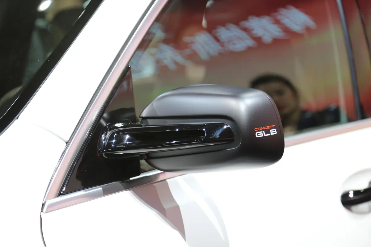 奔驰GLB(海外)2.0T 手自一体 顶配版主驾驶后视镜背面