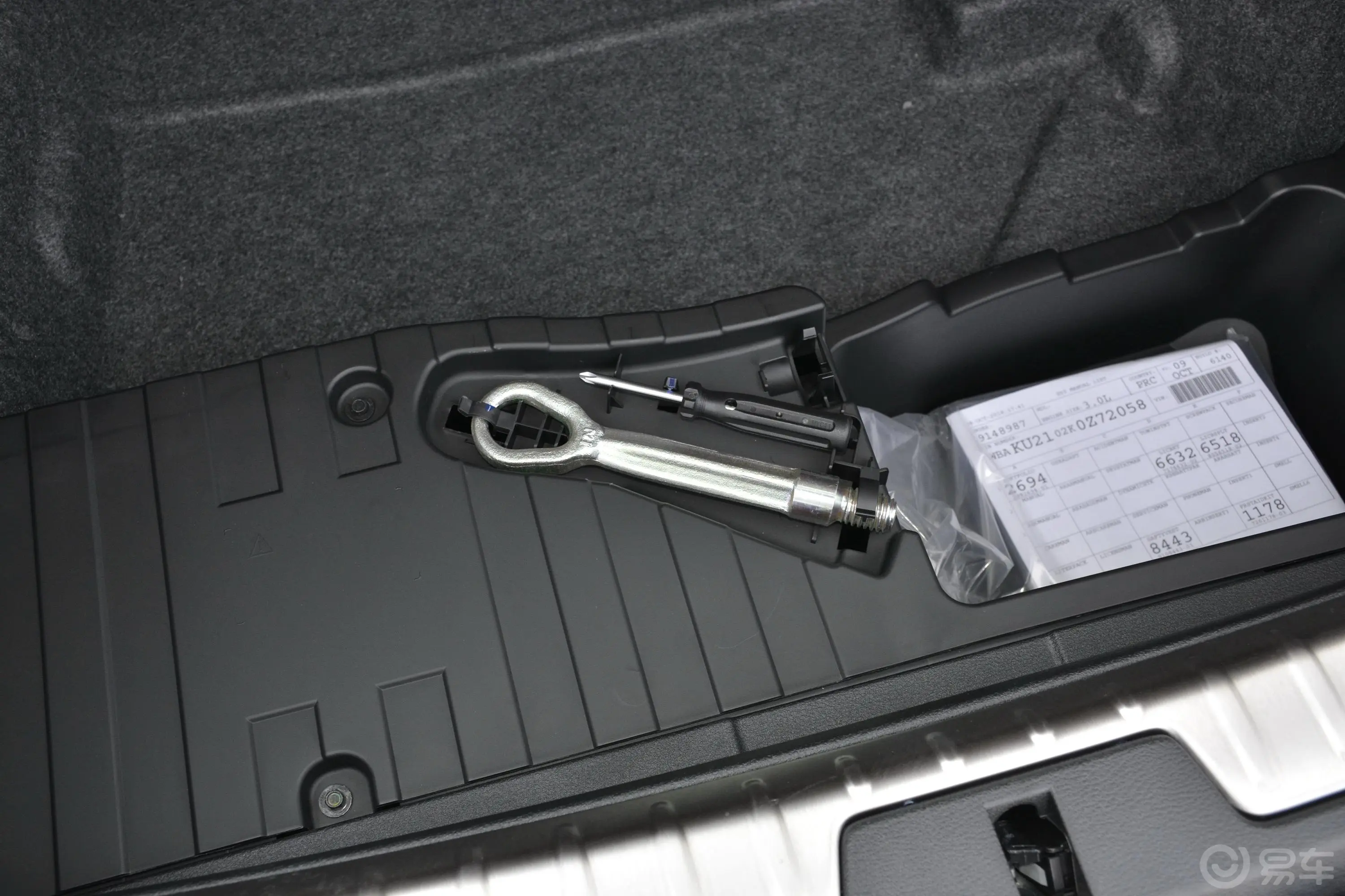 宝马X6xDrive35i 尊享版M运动套装随车工具