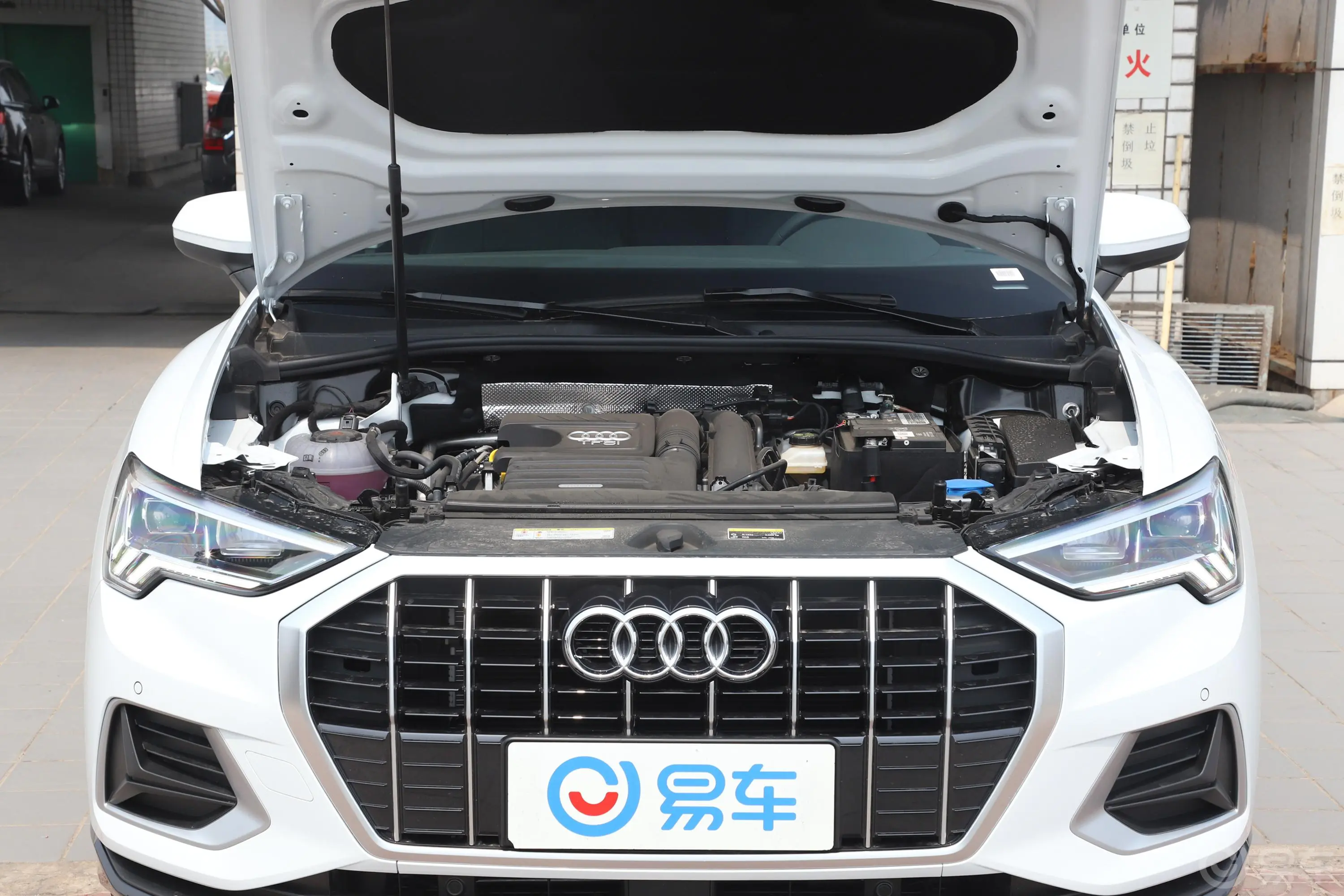 奥迪Q335 TFSI 进取致雅版发动机舱整体