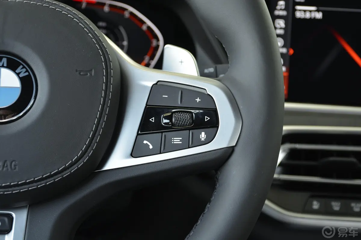 宝马X7xDrive40i 行政版 M运动套装右侧方向盘功能按键