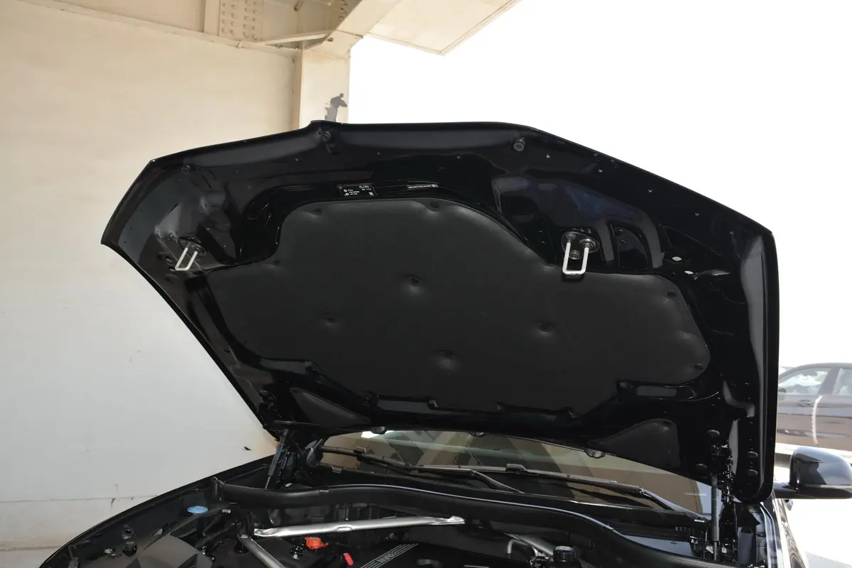 宝马X7xDrive40i 行政版 M运动套装发动机舱盖内侧