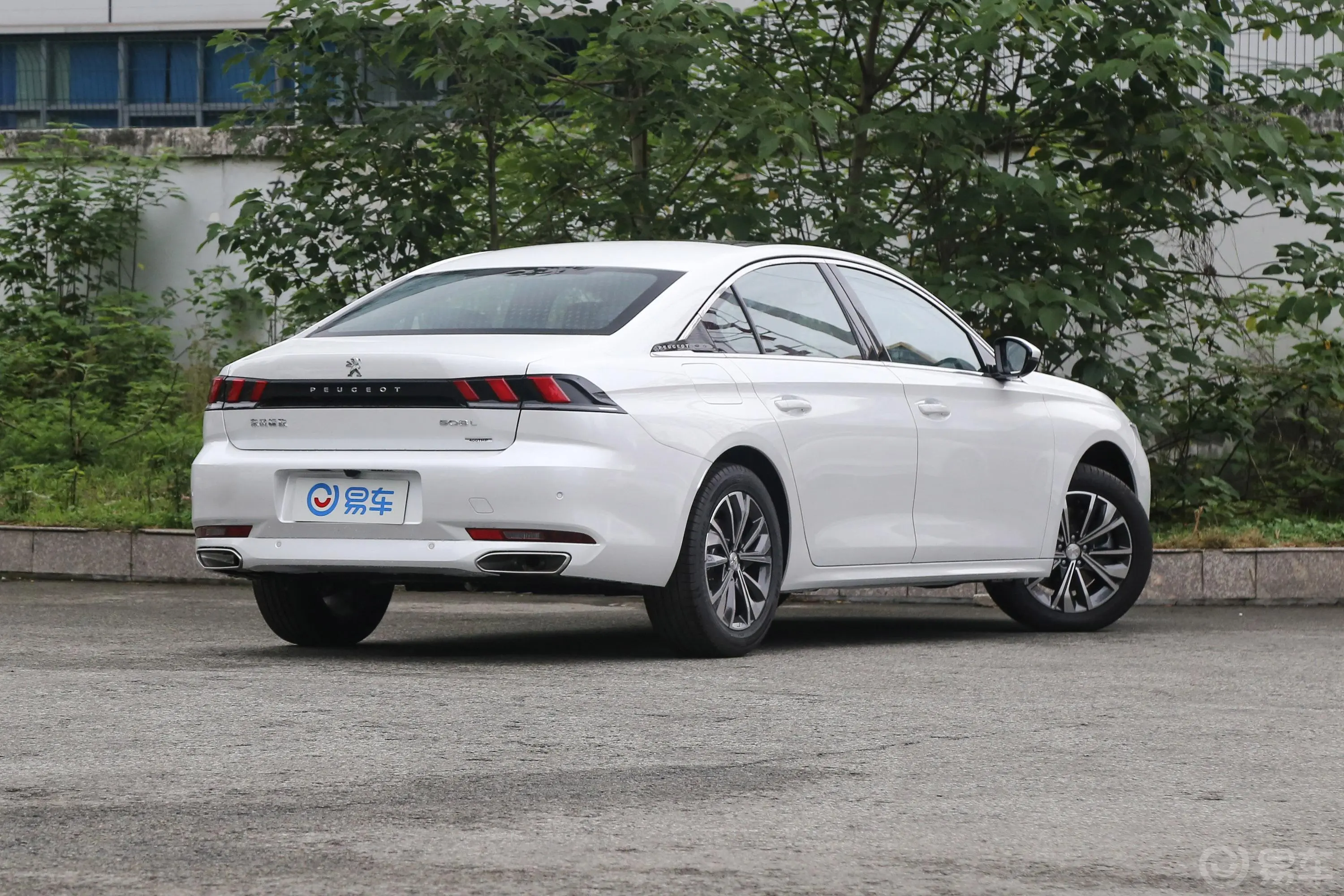 标致508L400THP 手自一体 驾控版侧后45度车头向右水平