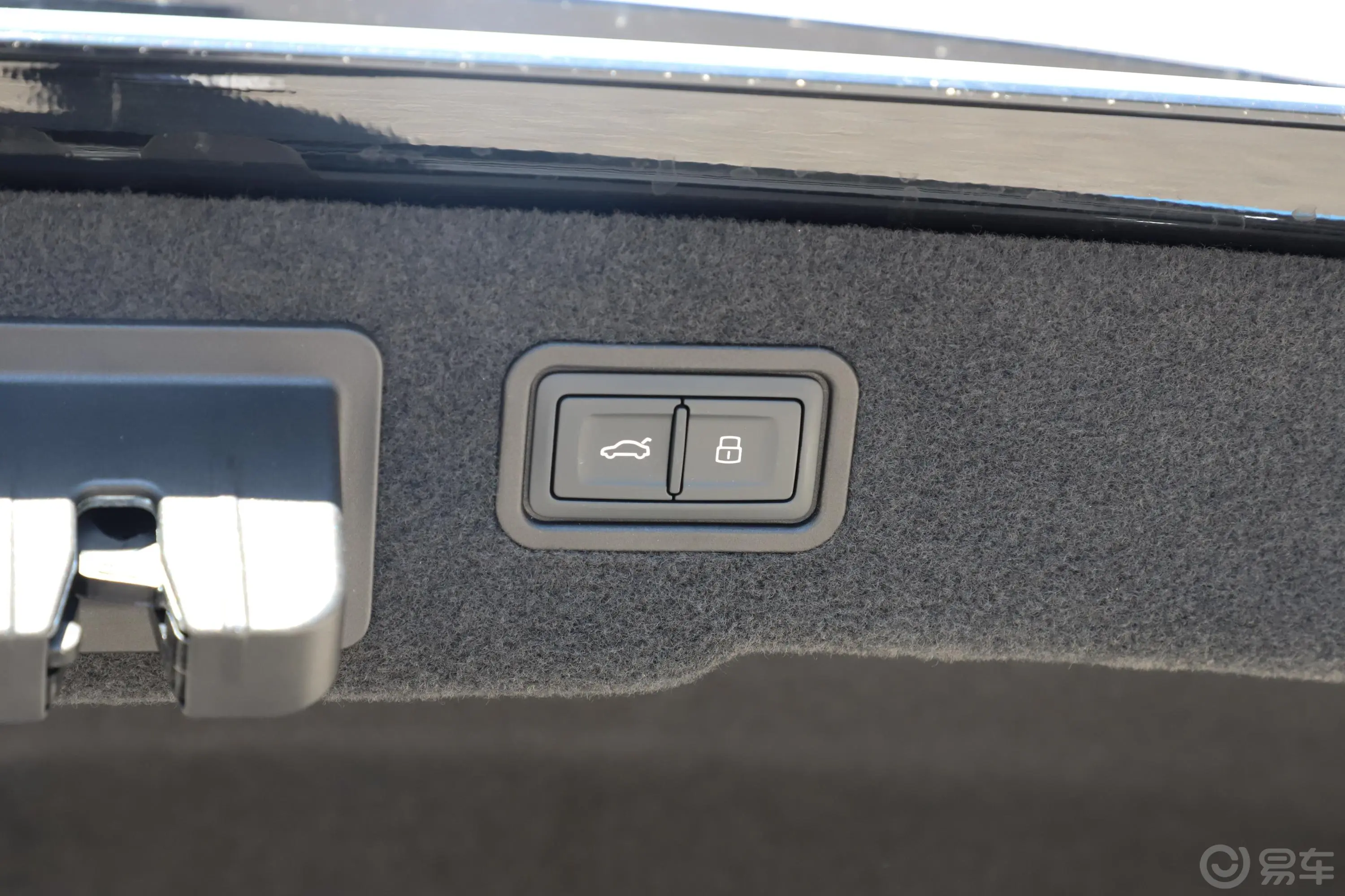 奥迪A8A8L 50 TFSI quattro 舒适型电动尾门按键（手动扶手）