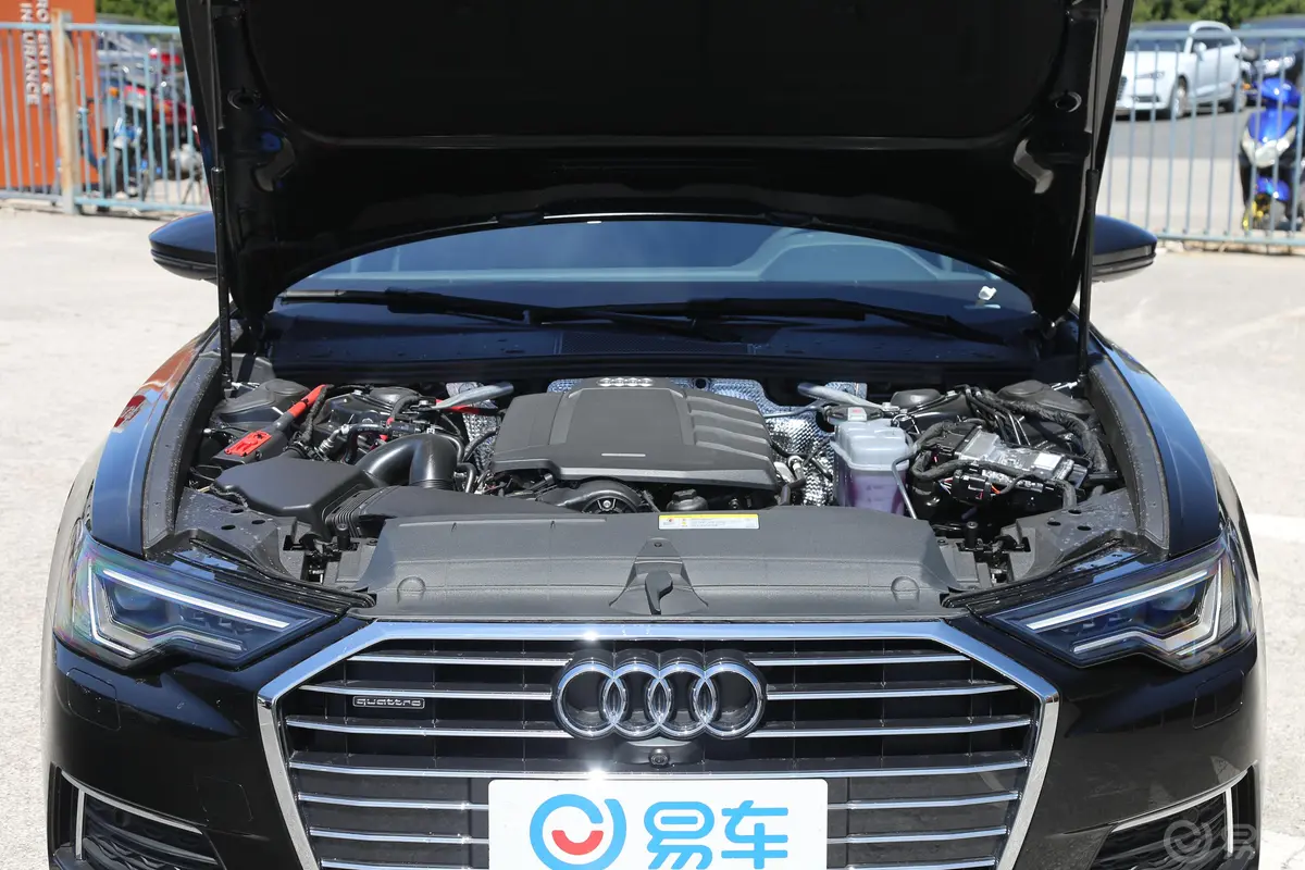 奥迪A6L45 TFSI quattro 尊享致雅版发动机舱整体