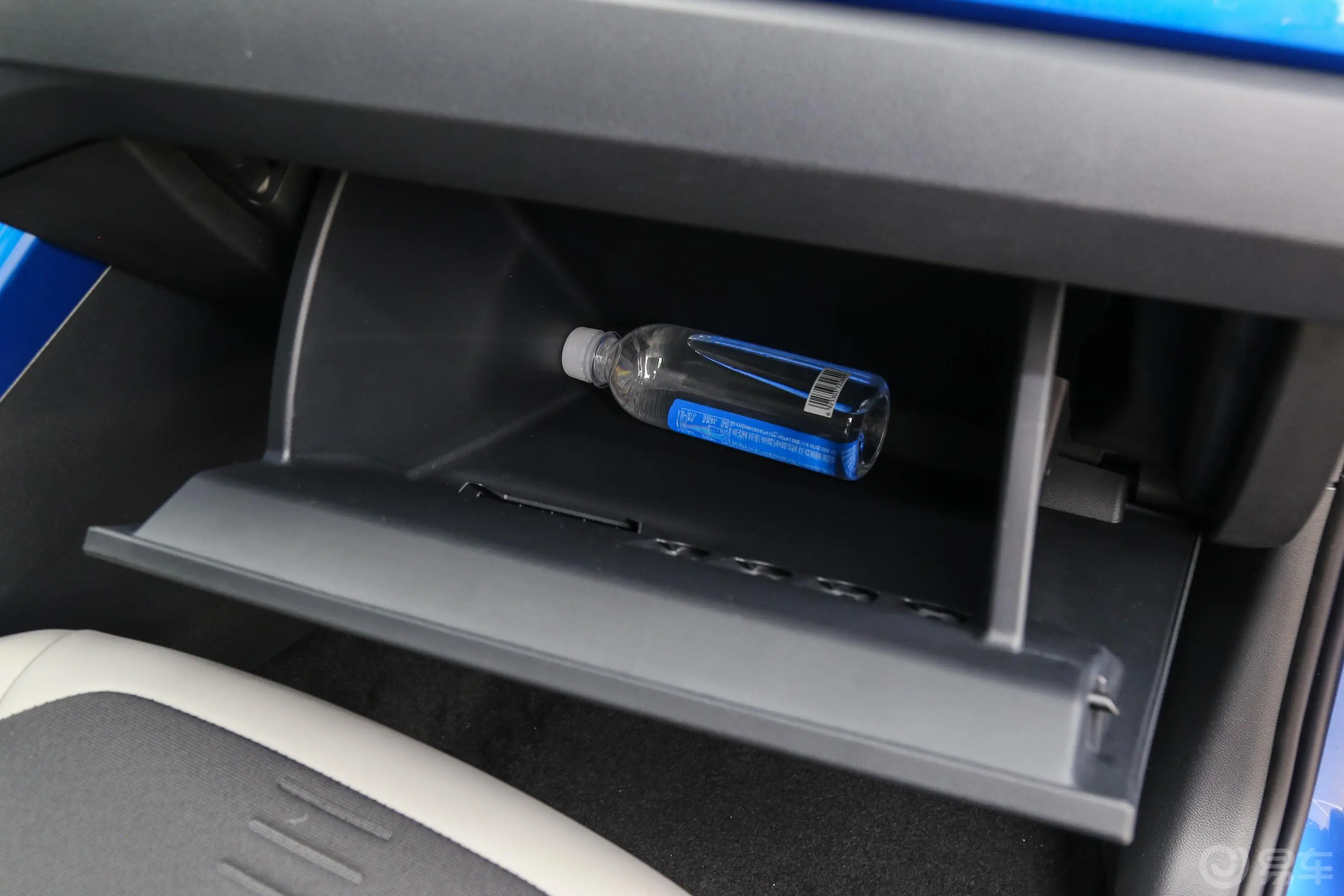 PoloPlus 1.5L 手自一体 炫彩科技版手套箱空间水瓶横置