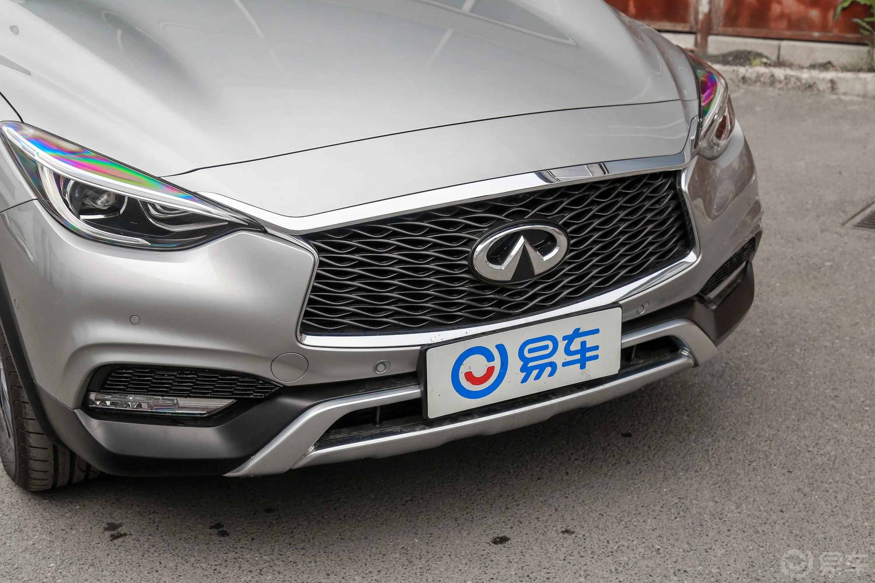 英菲尼迪QX302.0T 双离合 四驱 极限版前格栅侧俯拍