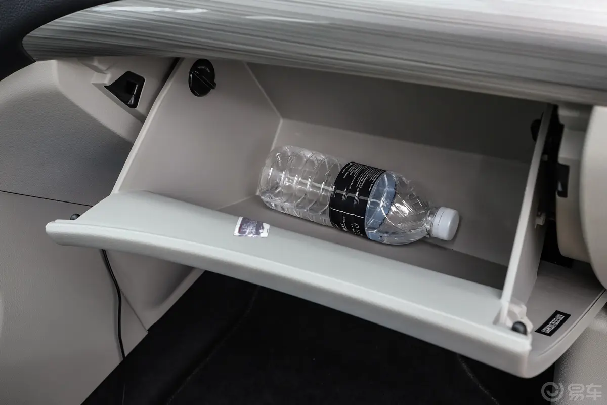 风行S5001.5L 手动 豪华版手套箱空间水瓶横置