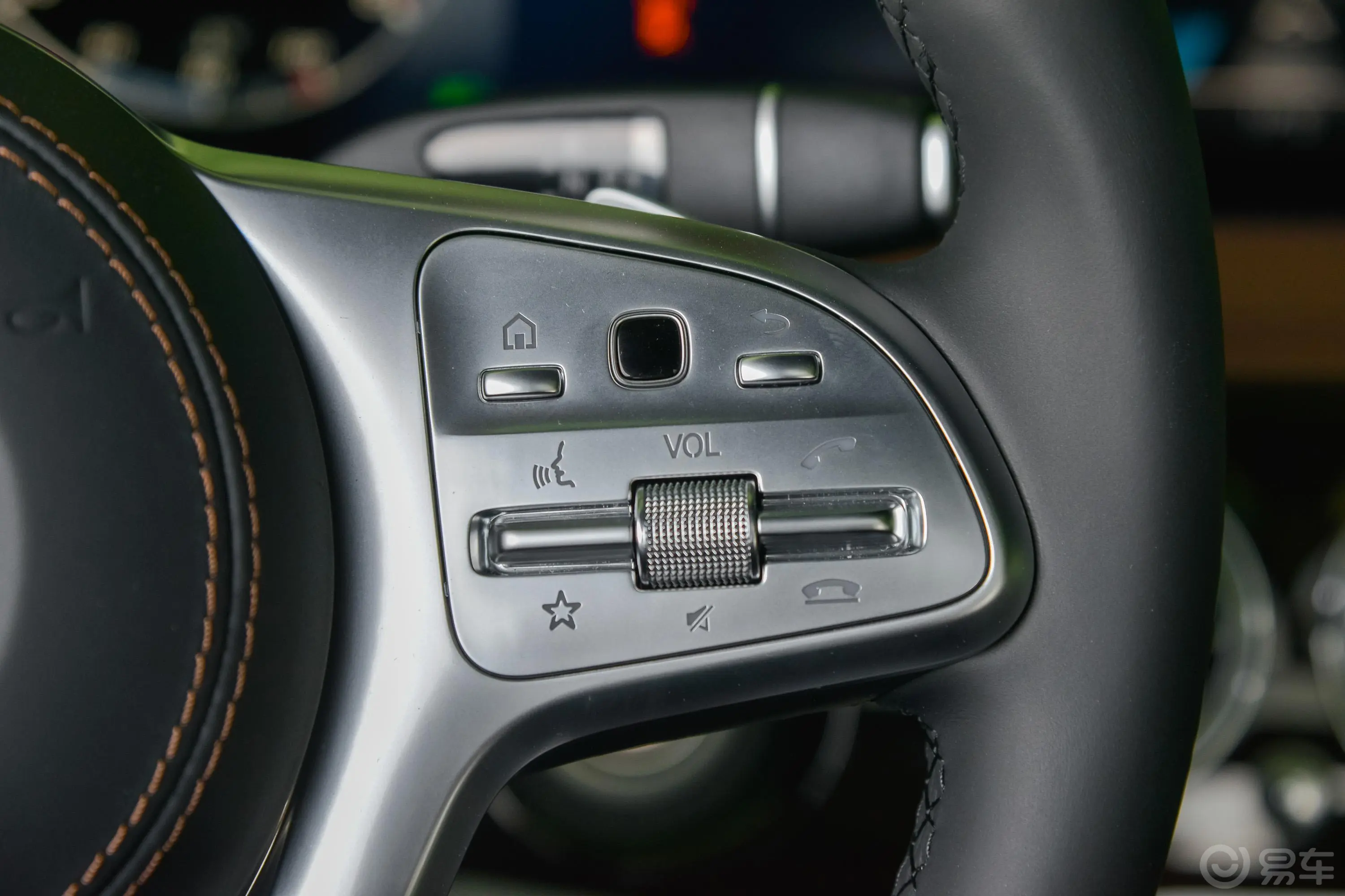 奔驰S级S 350 L 尊贵版右侧方向盘功能按键