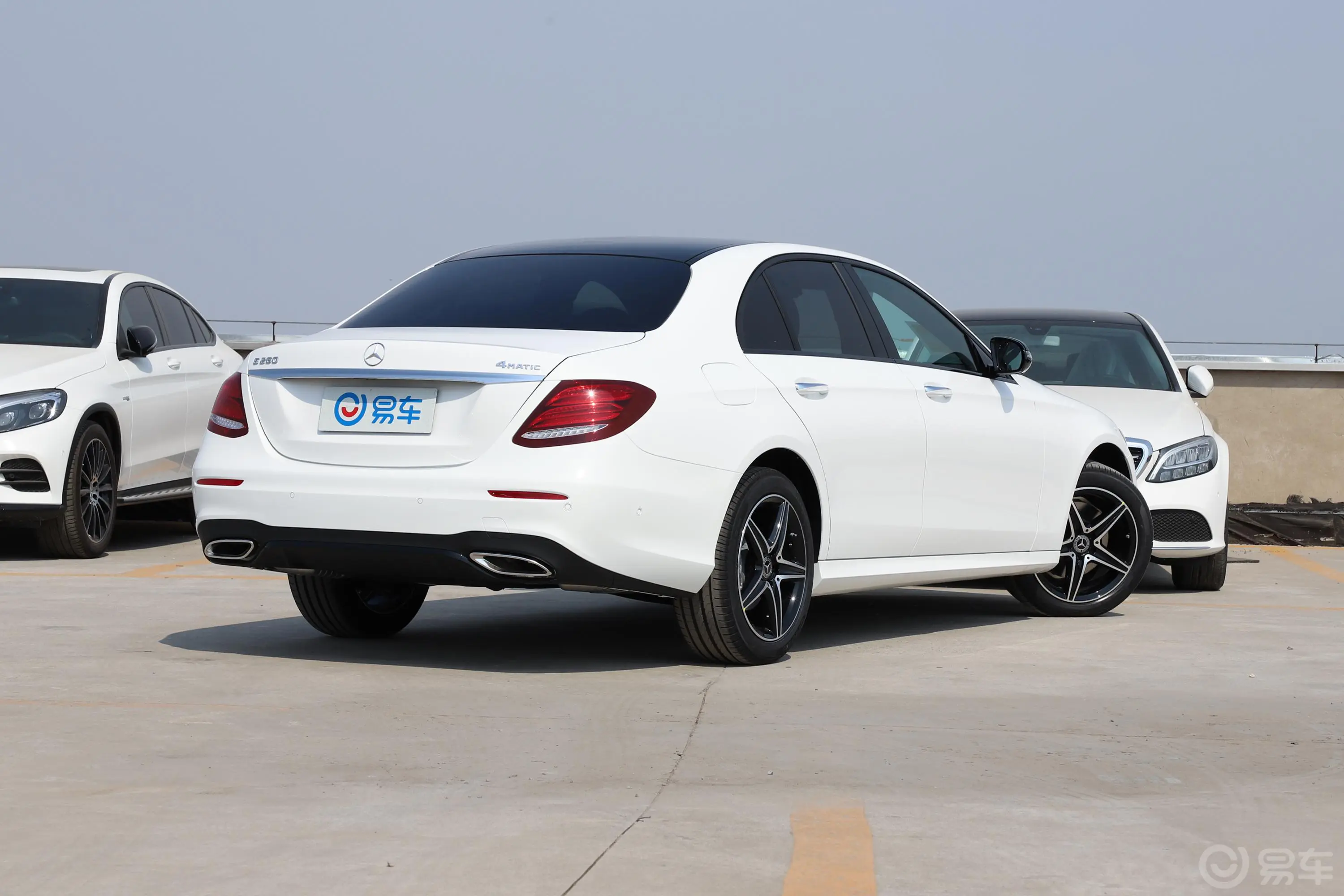 奔驰E级(进口)E 260 4MATIC 运动版侧后45度车头向右水平