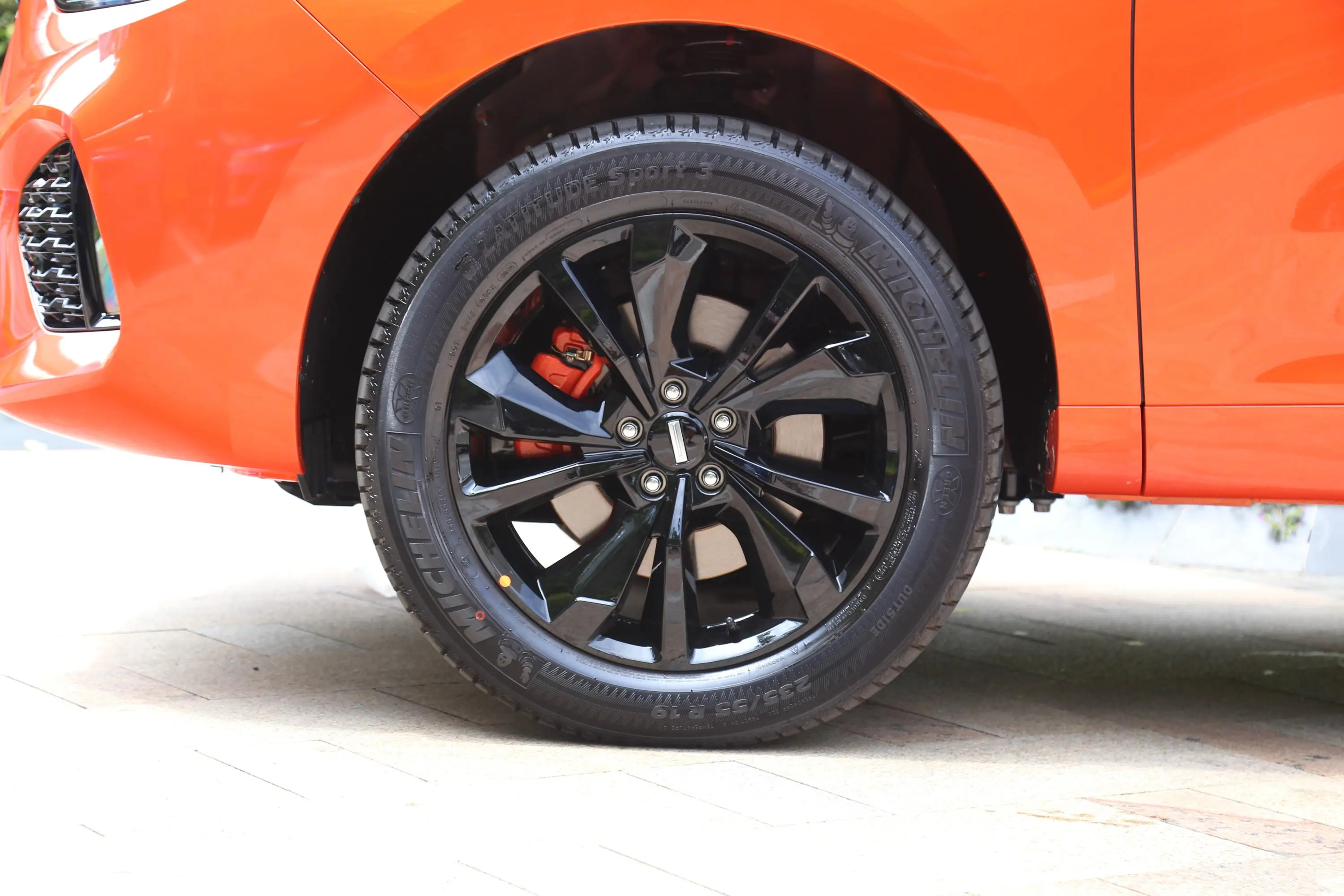魏牌VV51.5T 双离合 两驱 倾橙限量版前轮毂造型