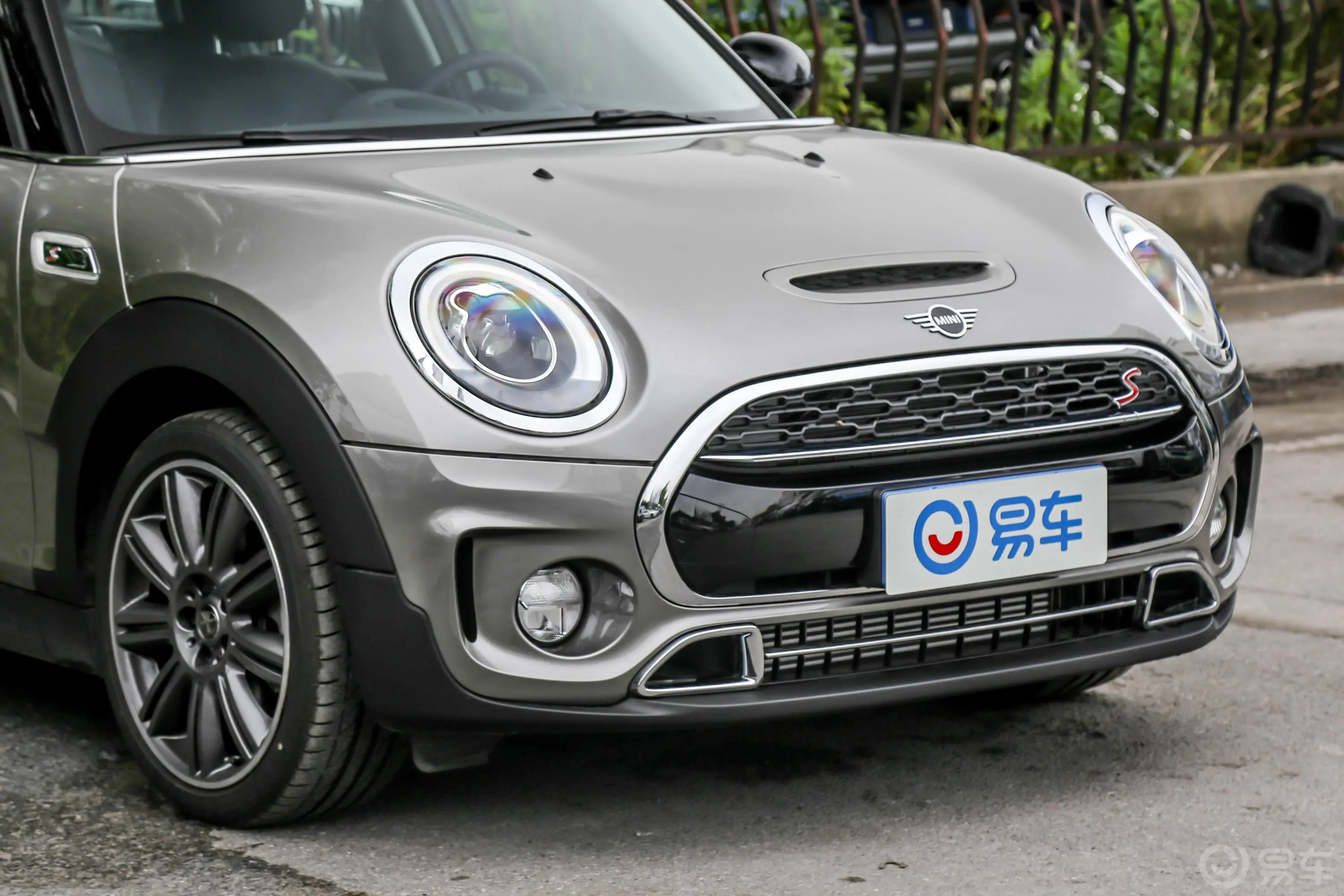 MINI CLUBMAN2.0T COOPER S 艺术家前格栅侧俯拍