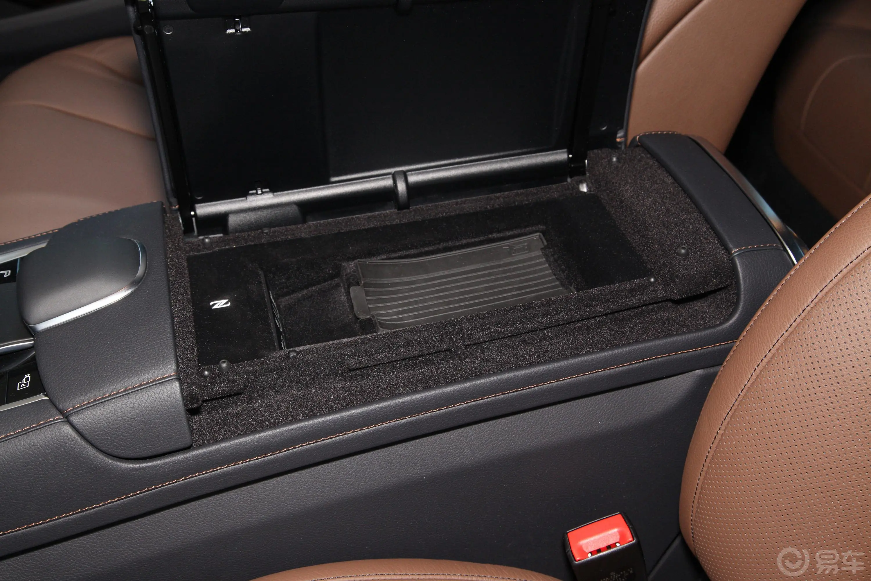奔驰S级S 350 L 豪华版前排扶手箱储物格