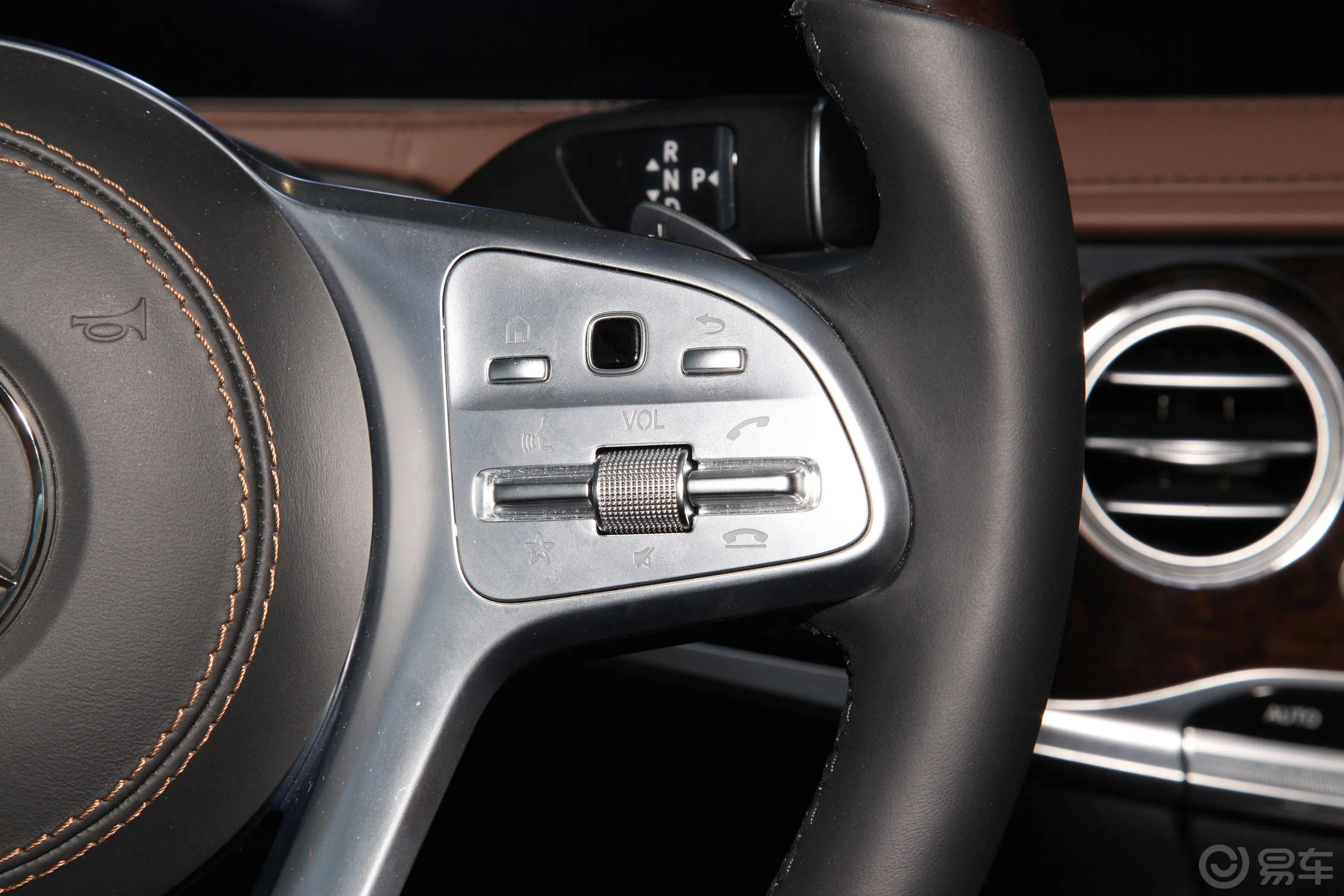 奔驰S级S 350 L 豪华版右侧方向盘功能按键