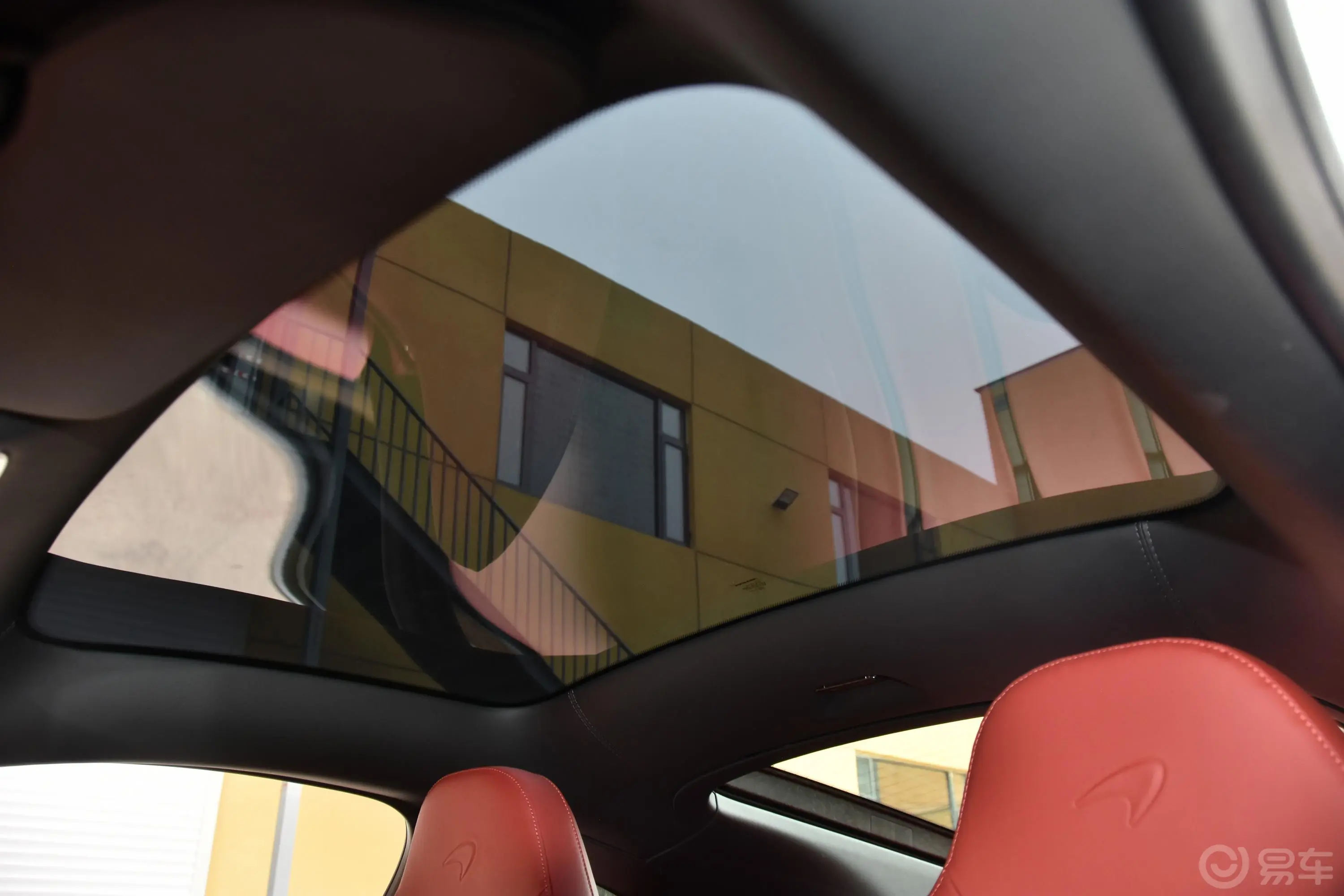 迈凯伦570GT3.8T Coupe天窗内拍关闭