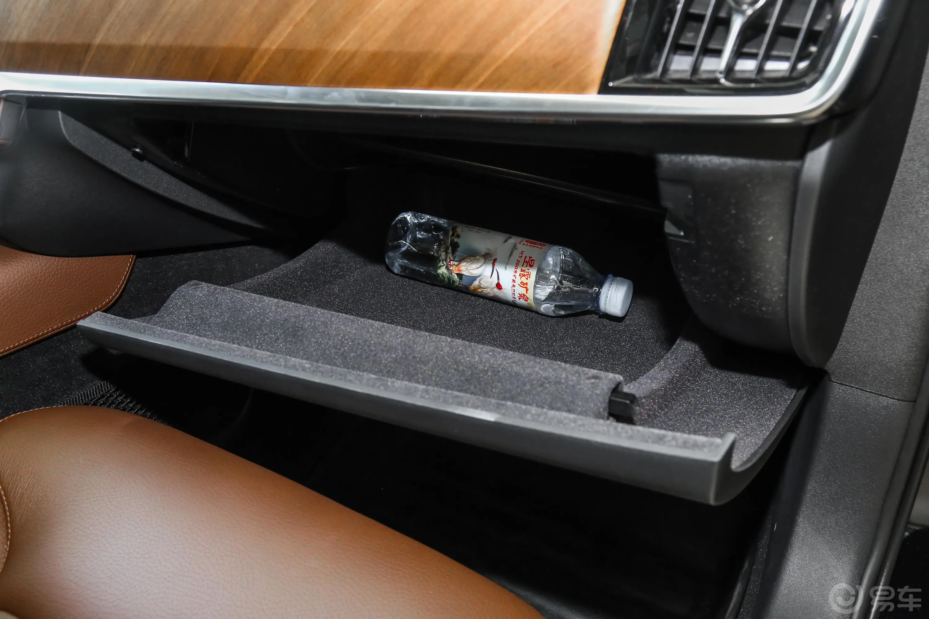 沃尔沃S90T5 智远版手套箱空间水瓶横置