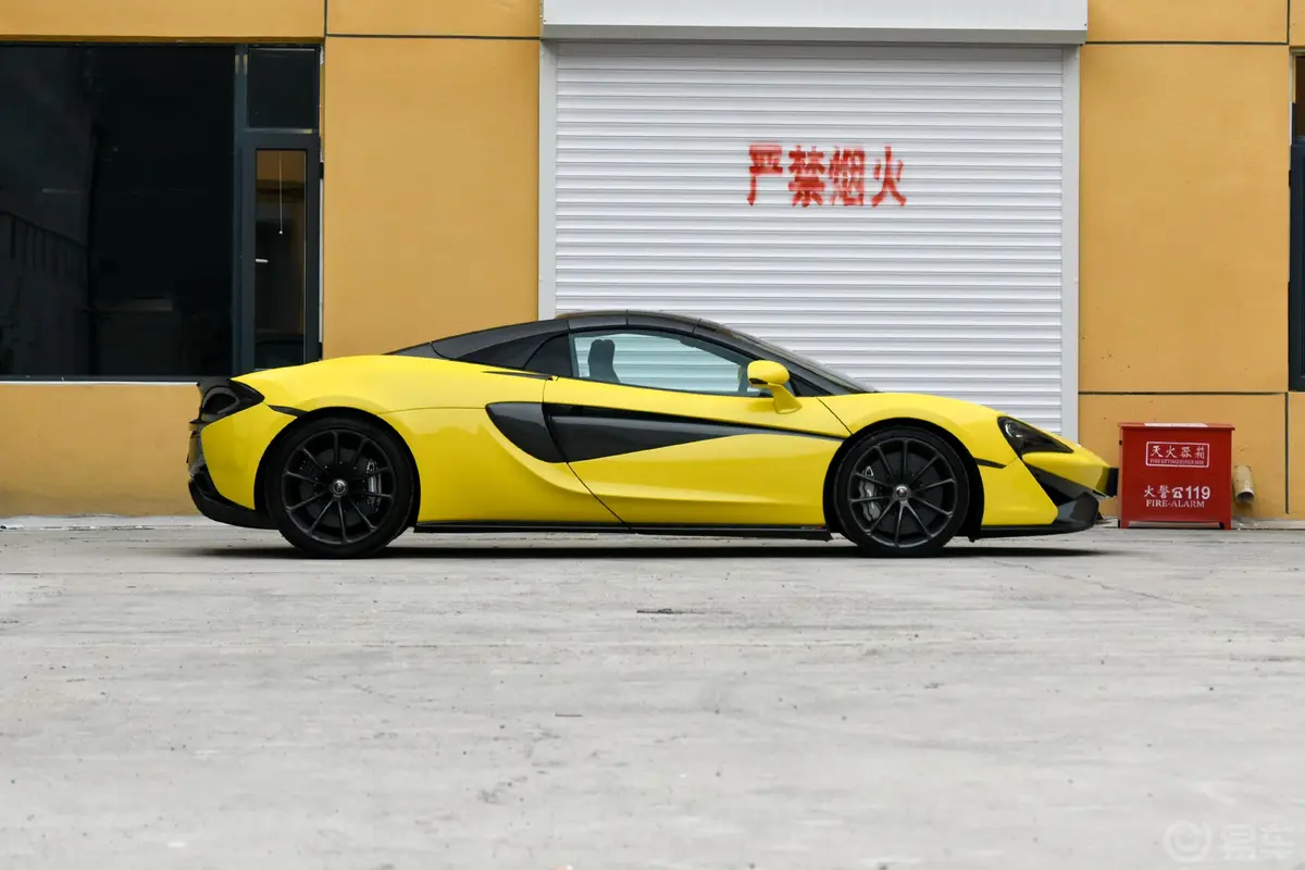 迈凯伦570S3.8T Spider正侧车头向右水平