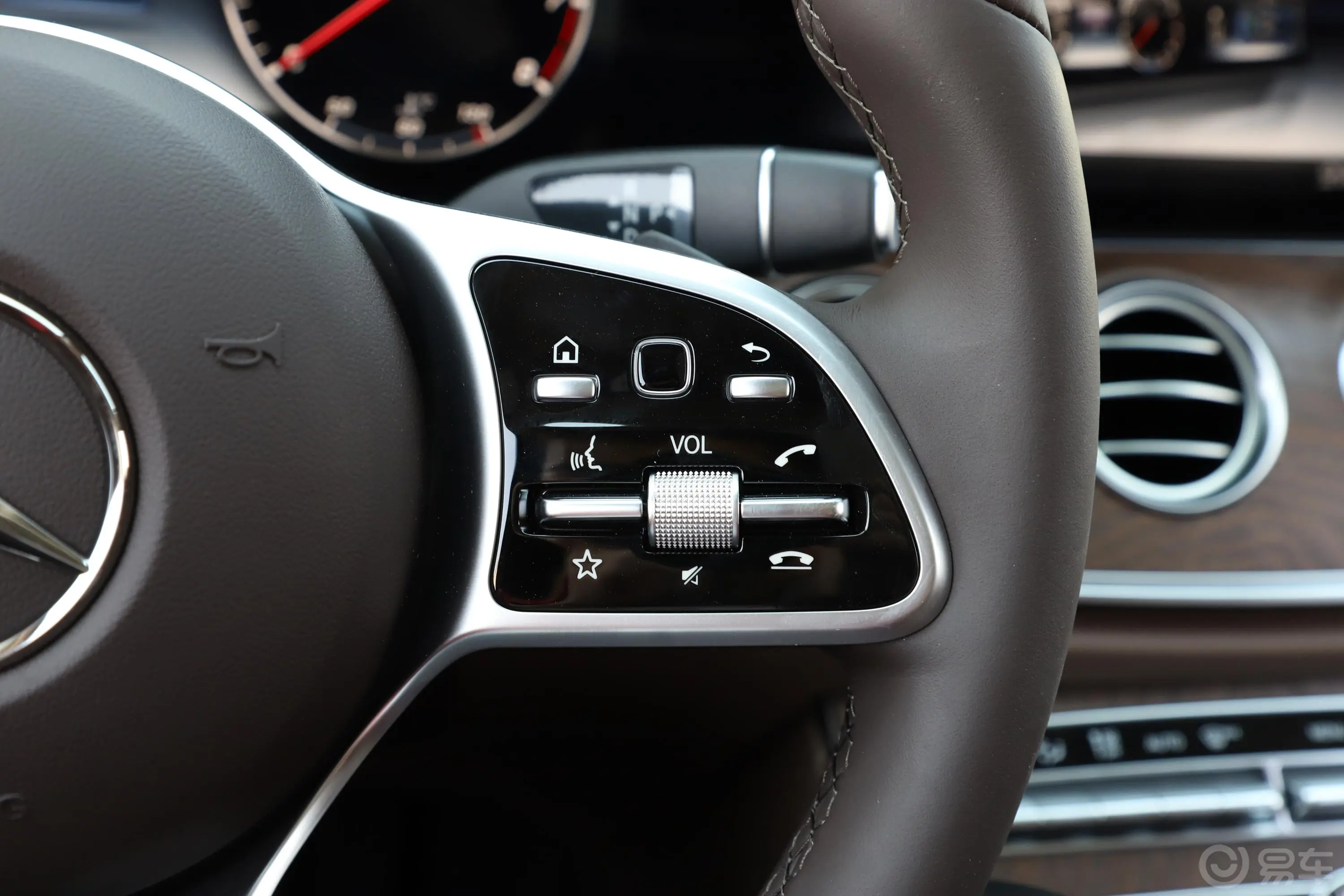 奔驰E级改款 E 300 L 豪华版右侧方向盘功能按键
