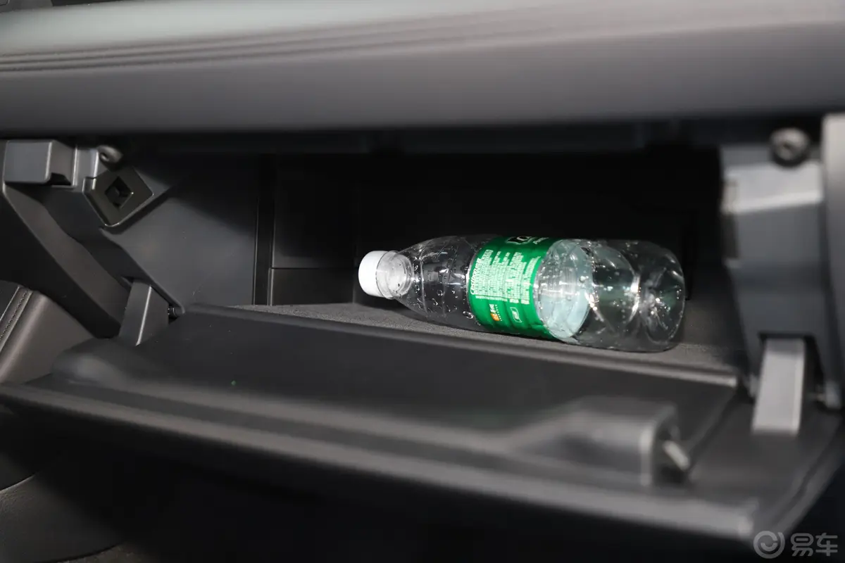 亚洲龙2.5L 手自一体 进取版 国V手套箱空间水瓶横置