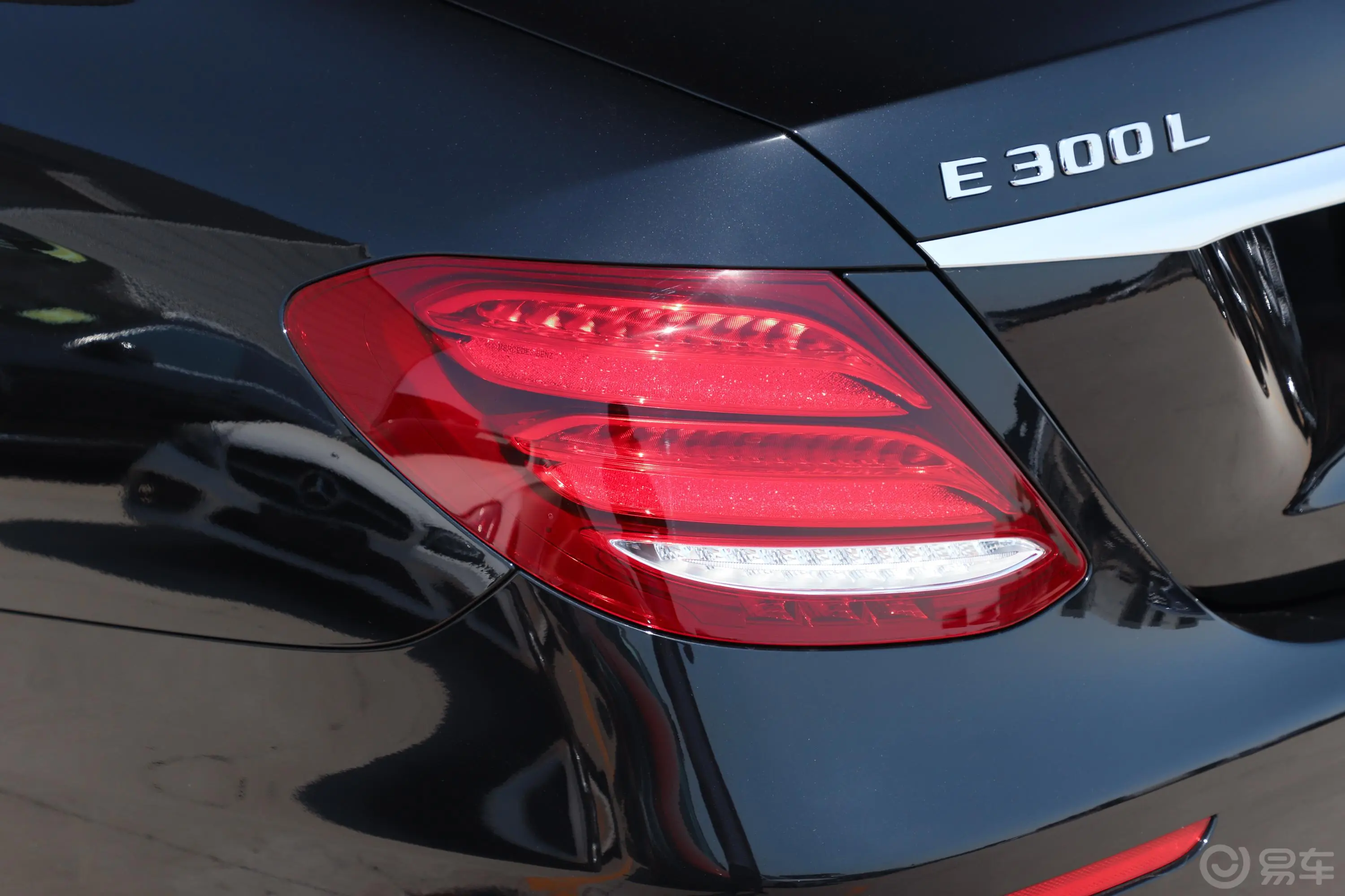 奔驰E级改款 E 300 L 豪华版尾灯侧45度俯拍