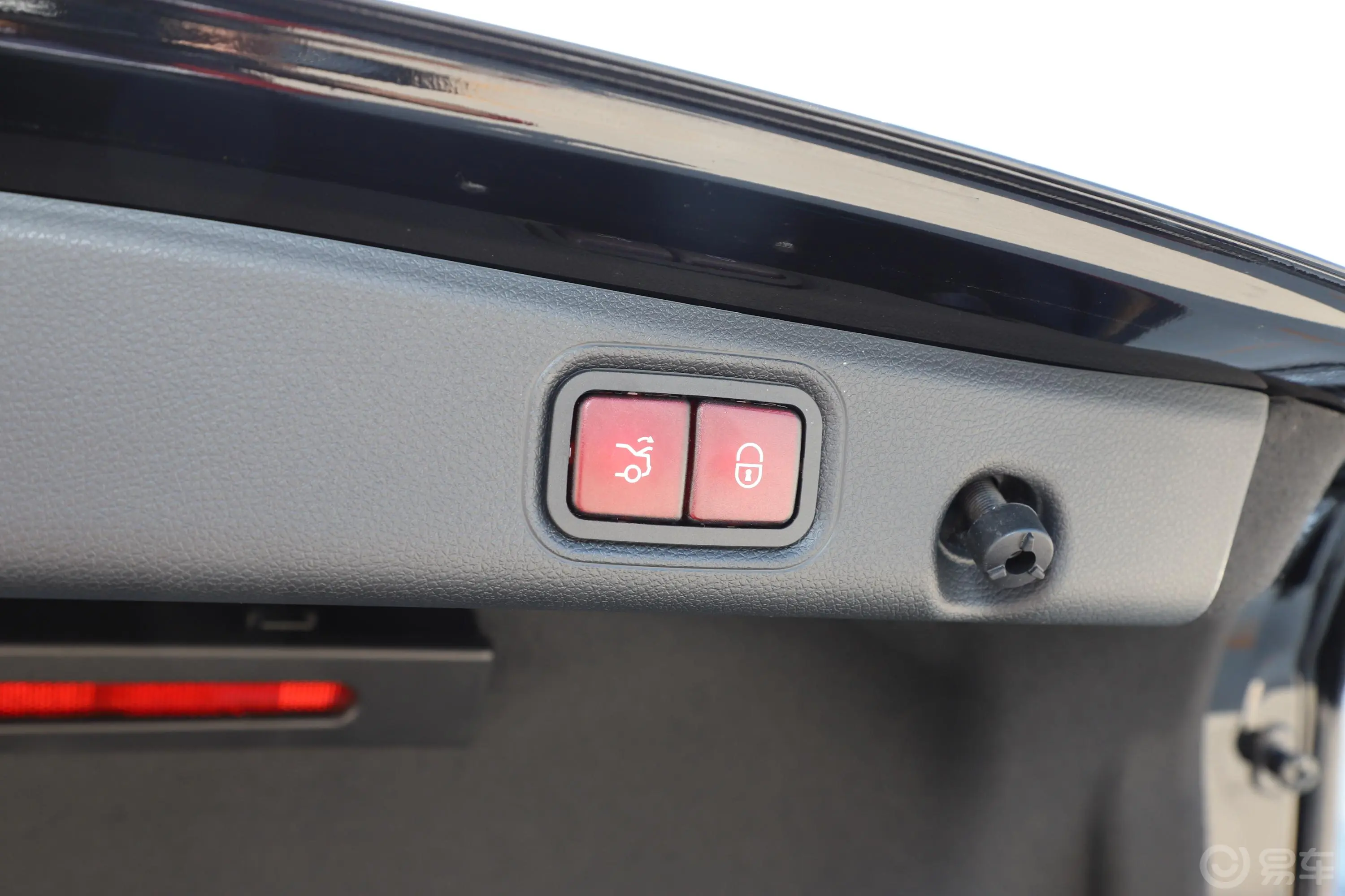 奔驰E级改款 E 300 L 豪华版电动尾门按键（手动扶手）