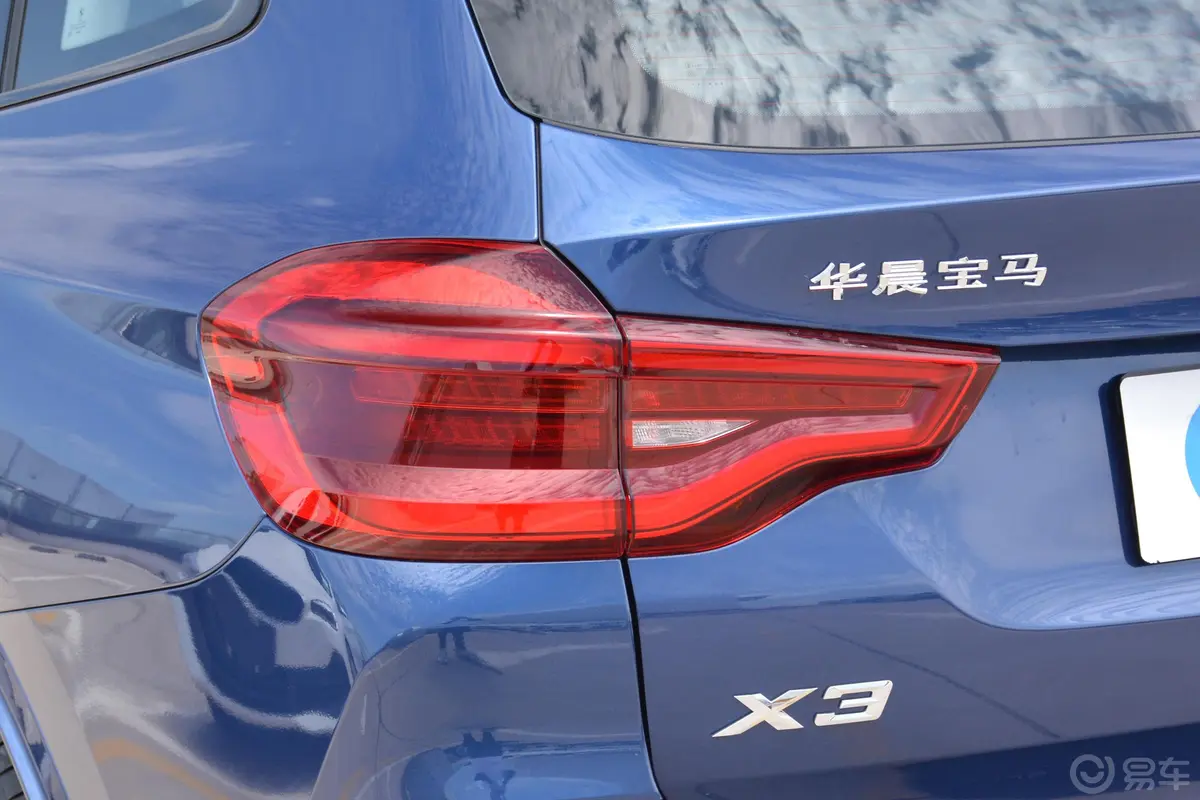 宝马X3xDrive 25i M运动套装尾灯侧45度俯拍