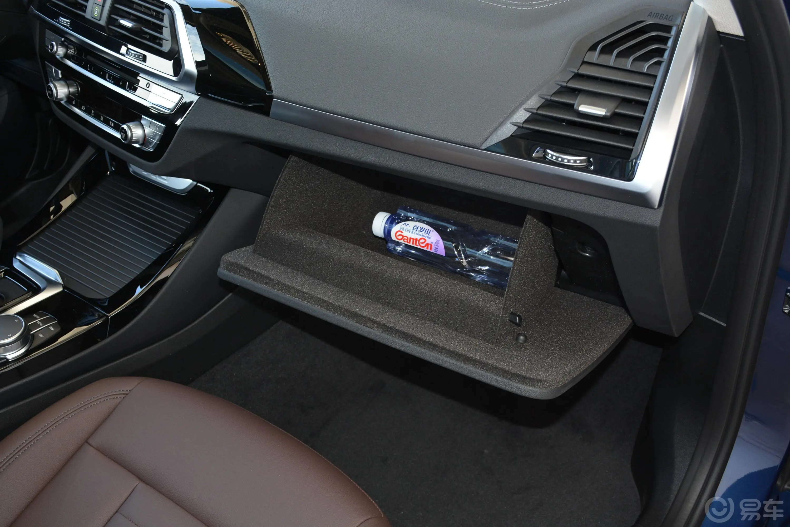 宝马X3xDrive 25i M运动套装手套箱空间水瓶横置