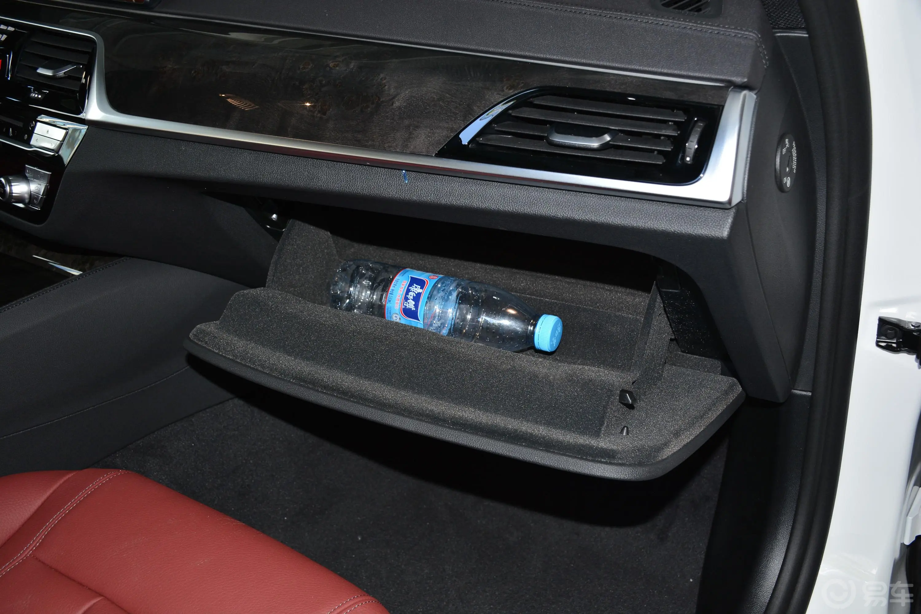 宝马5系改款 530Li 领先型 M运动套装手套箱空间水瓶横置