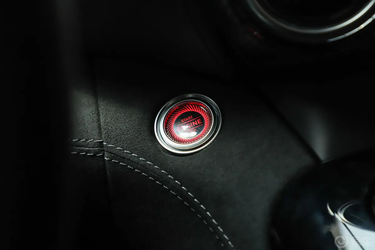 奔驰GT AMGAMG GT R PRO钥匙孔或一键启动按键