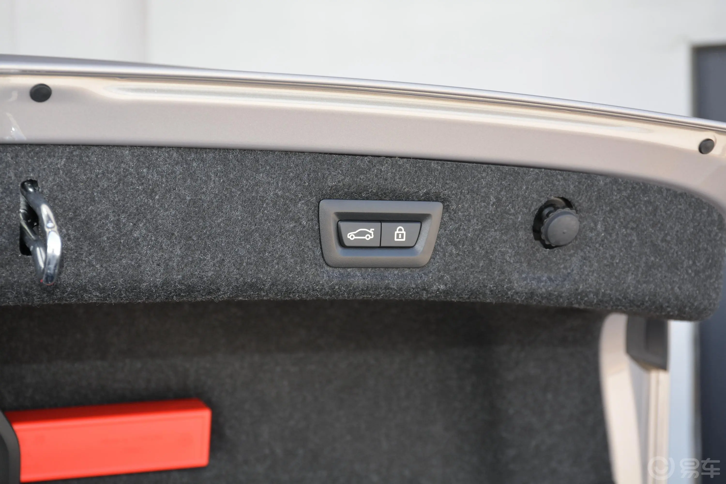 宝马5系改款 525Li 豪华套装电动尾门按键（手动扶手）