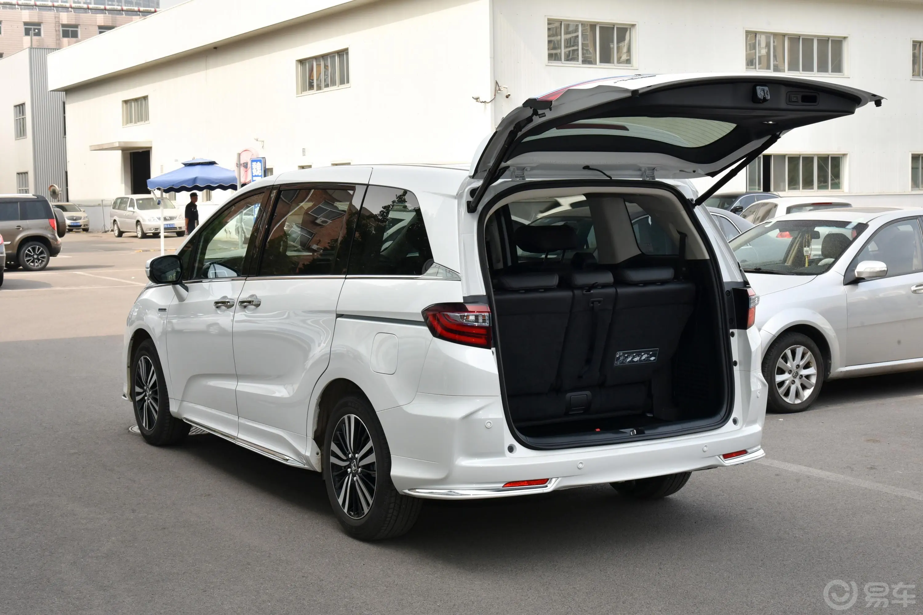 奥德赛2.0L E-CVT 锐·尊享版后备厢开启45度侧拍