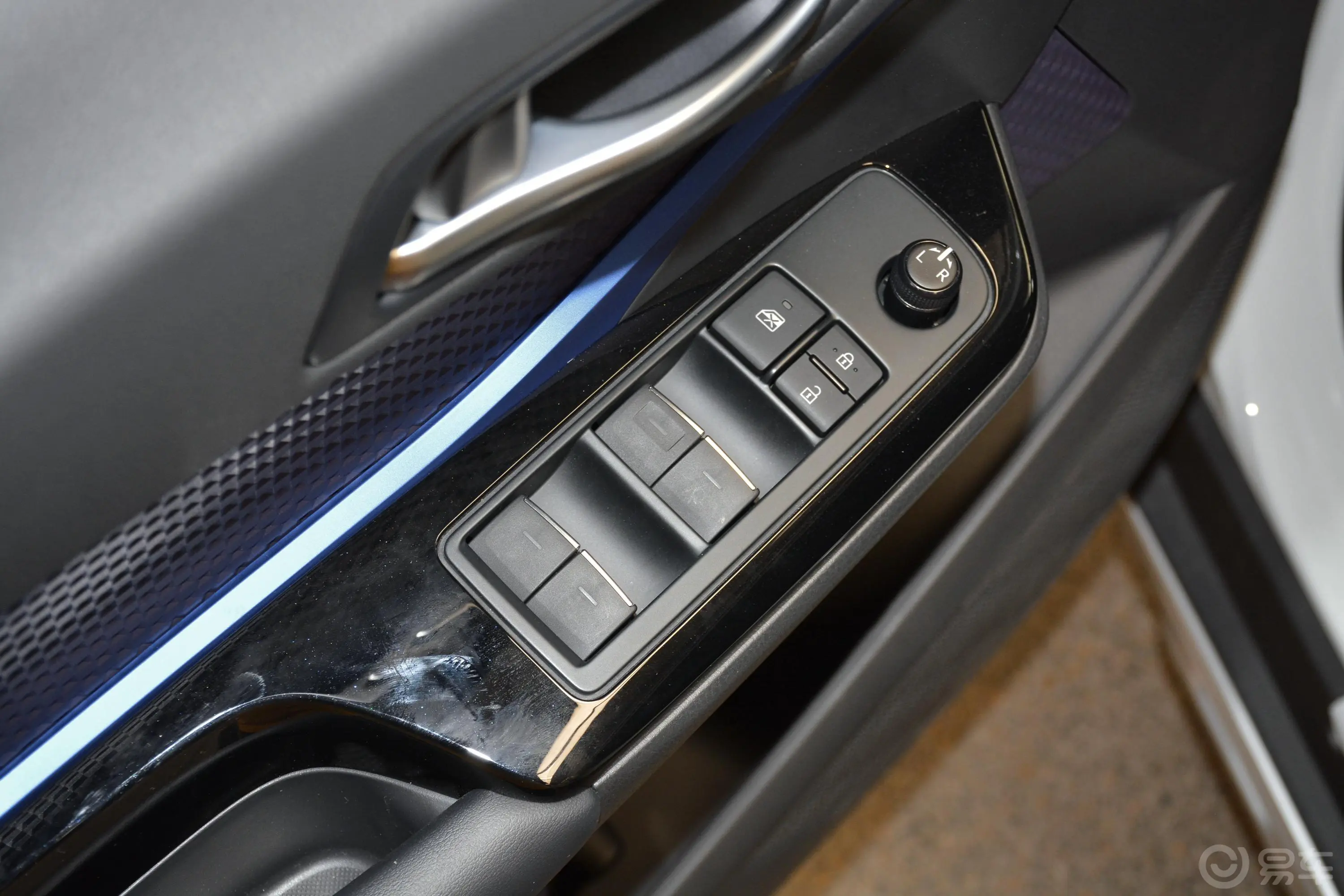 丰田C-HR2.0L CVT 酷越领先版 国VI车窗调节整体